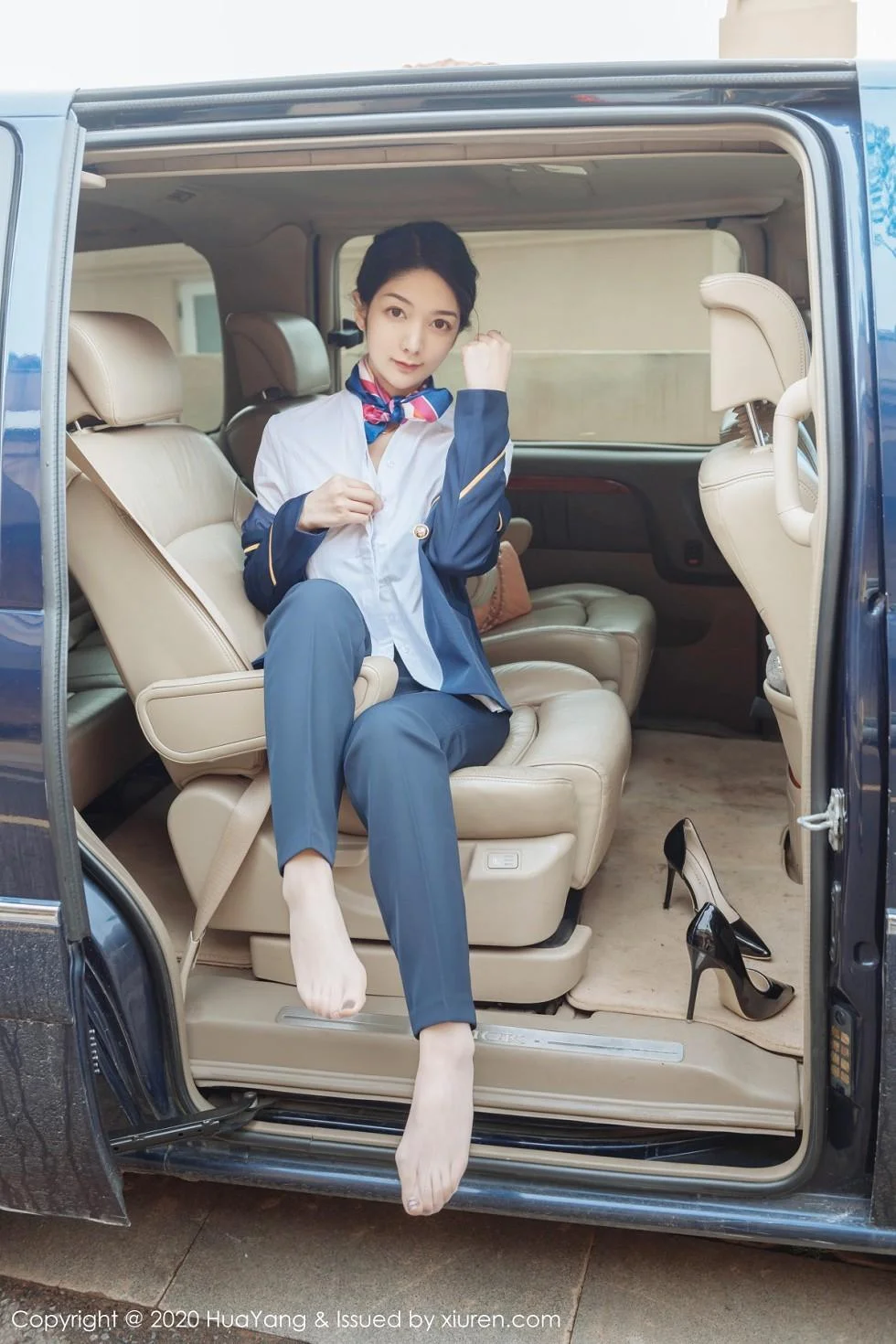 Angela小热巴云南旅拍职业装车拍开档肉丝裤袜绝美写真 第 13 张