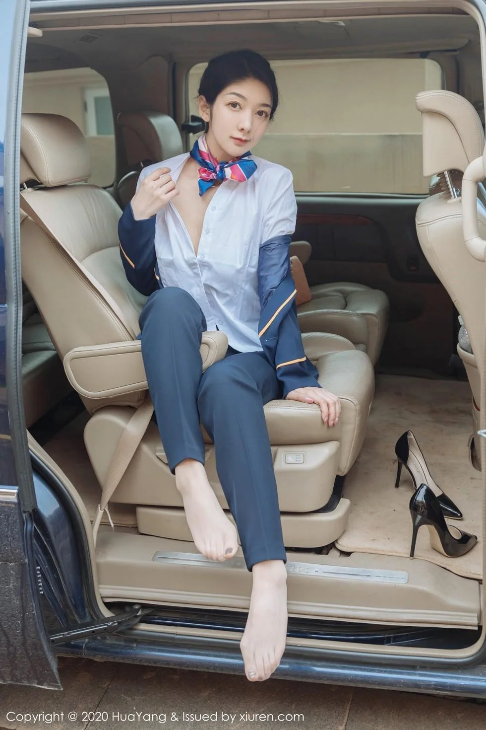 Angela小热巴云南旅拍职业装车拍开档肉丝裤袜绝美写真 第 15 张