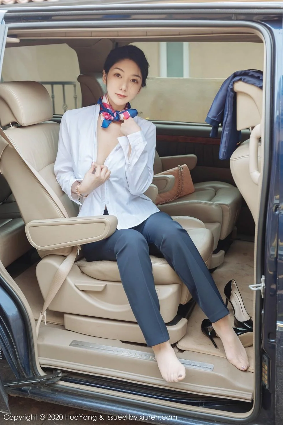 Angela小热巴云南旅拍职业装车拍开档肉丝裤袜绝美写真 第 20 张