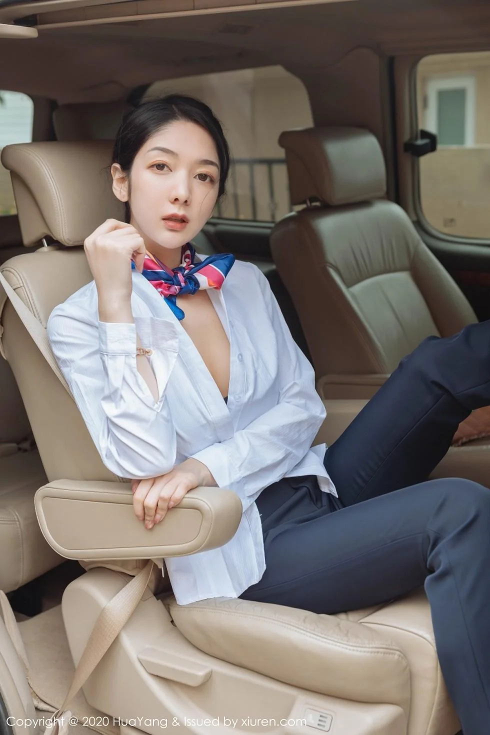 Angela小热巴云南旅拍职业装车拍开档肉丝裤袜绝美写真 第 22 张