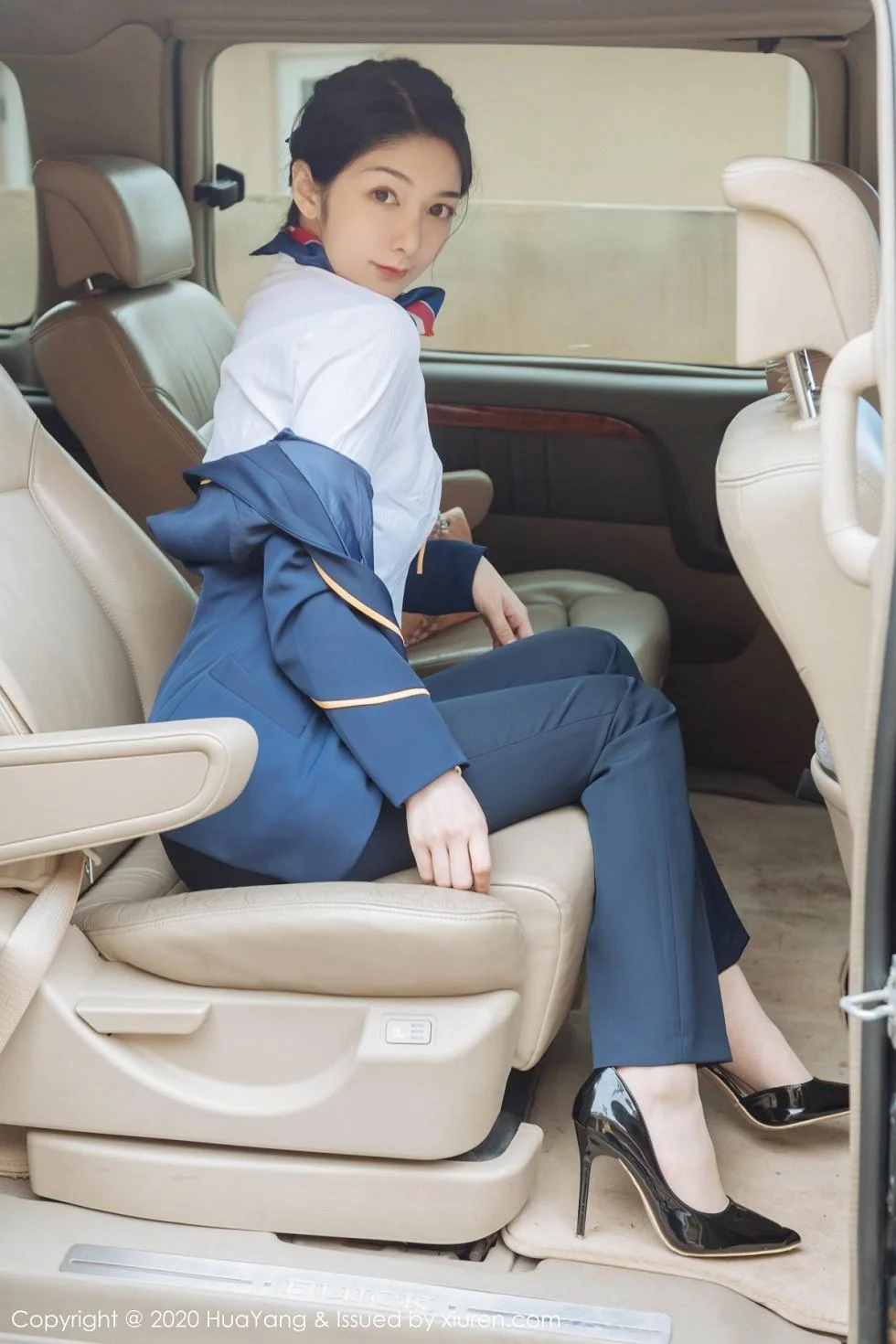 Angela小热巴云南旅拍职业装车拍开档肉丝裤袜绝美写真 第 3 张
