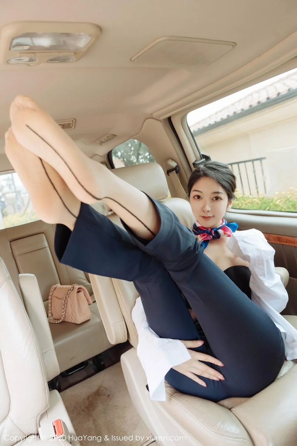Angela小热巴云南旅拍职业装车拍开档肉丝裤袜绝美写真 第 39 张