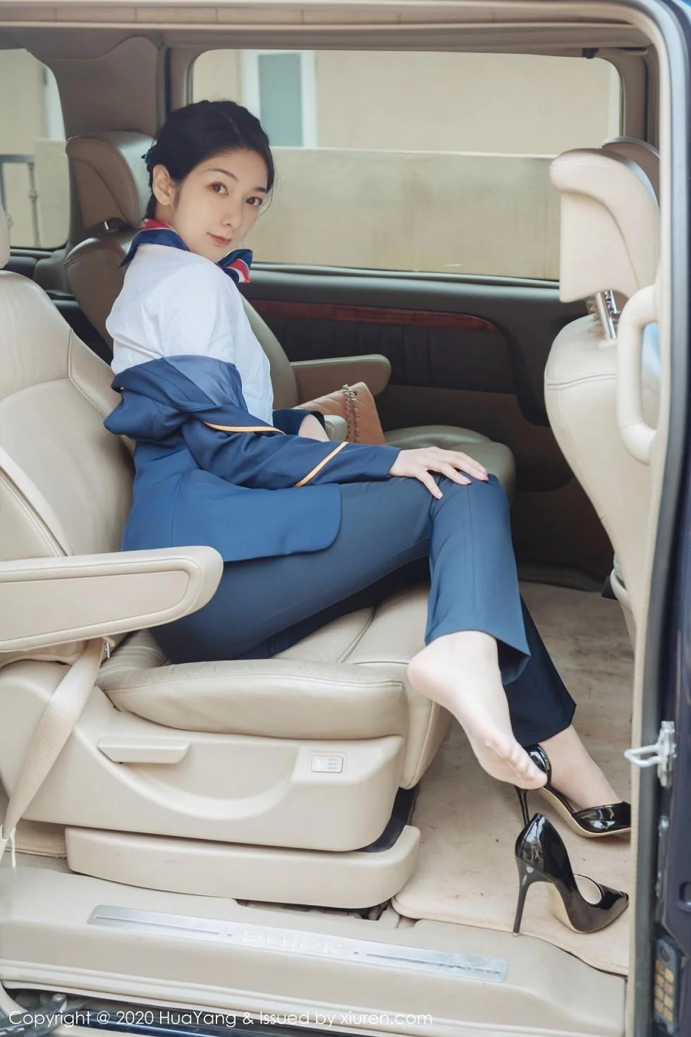 Angela小热巴云南旅拍职业装车拍开档肉丝裤袜绝美写真 第 5 张