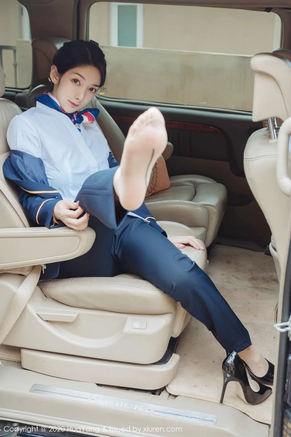 Angela小热巴云南旅拍职业装车拍开档肉丝裤袜绝美写真 第 7 张