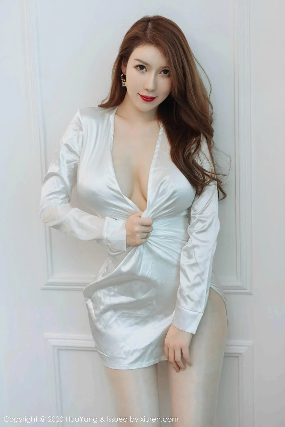Egg-尤妮丝银色丝质睡衣真空露豪乳无内肉丝绝美写真 第 1 张