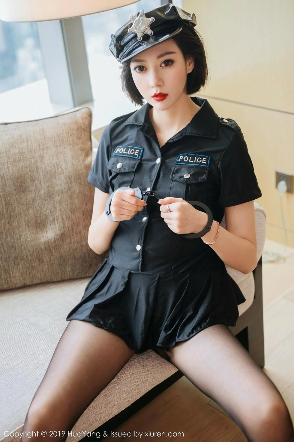 艺轩私房女警制服配无内黑丝裤袜秀美腿玉足绝美写真 第 18 张