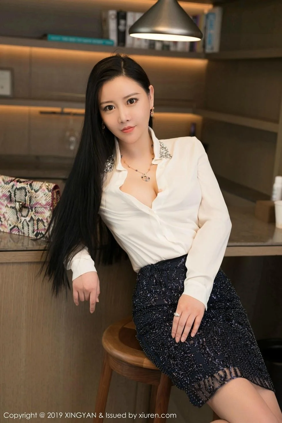 王婉悠Queen私房吊带黑丝袜配血滴子惹火绝美写真 第 14 张