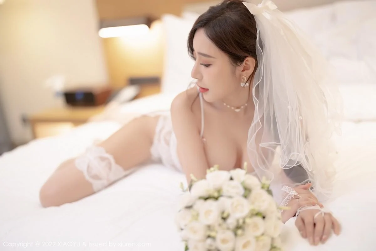 王馨瑶yanni惠州旅拍脱白婚纱礼裙露白色蕾丝内衣绝美写真 第 17 张