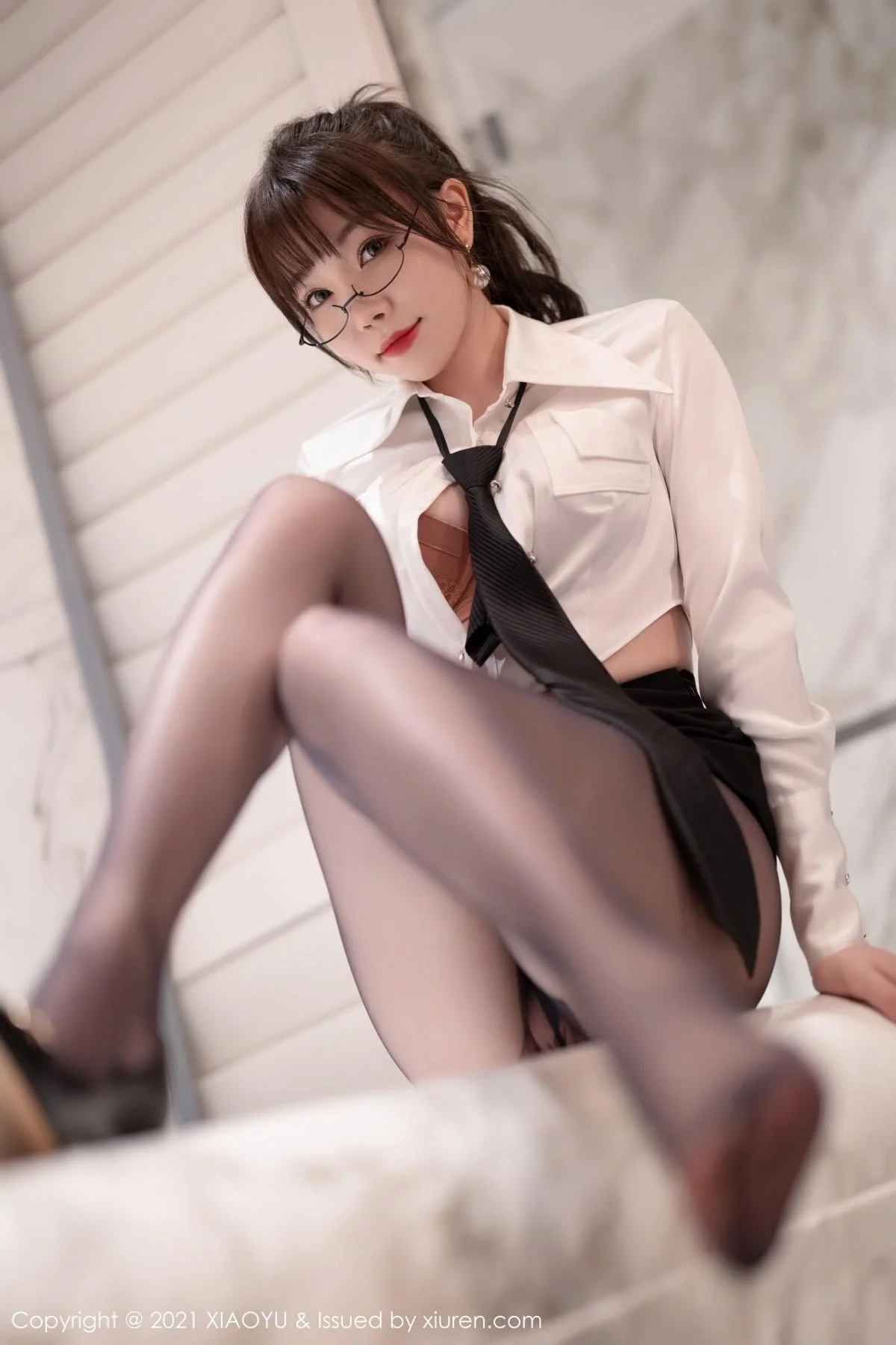 芝芝Booty教师角色主题性感白T配超薄黑丝裤袜绝美写真 第 25 张