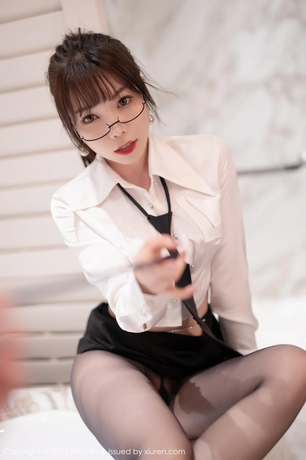 芝芝Booty教师角色主题性感白T配超薄黑丝裤袜绝美写真 第 32 张