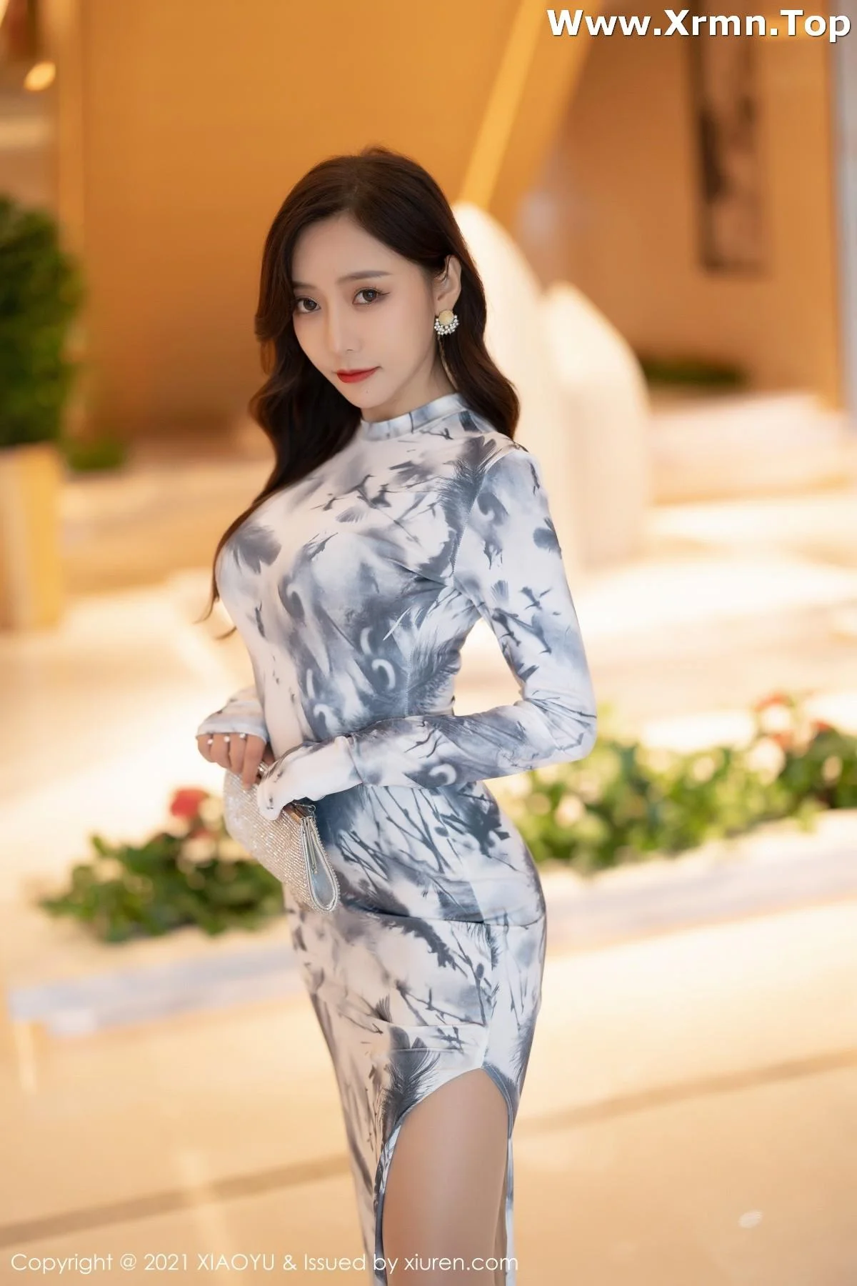 王馨瑶yanni优雅长裙半撩露性感内衣肉丝裤袜极致魅惑写真 第 10 张