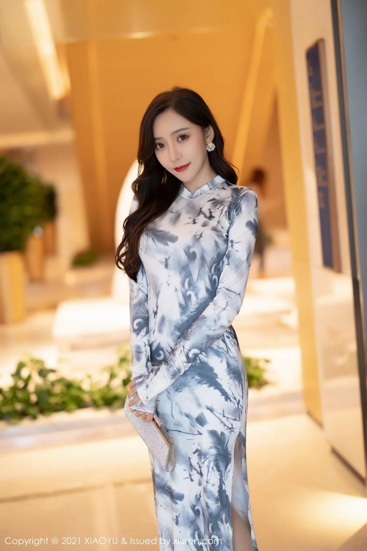 王馨瑶yanni优雅长裙半撩露性感内衣肉丝裤袜极致魅惑写真 第 2 张