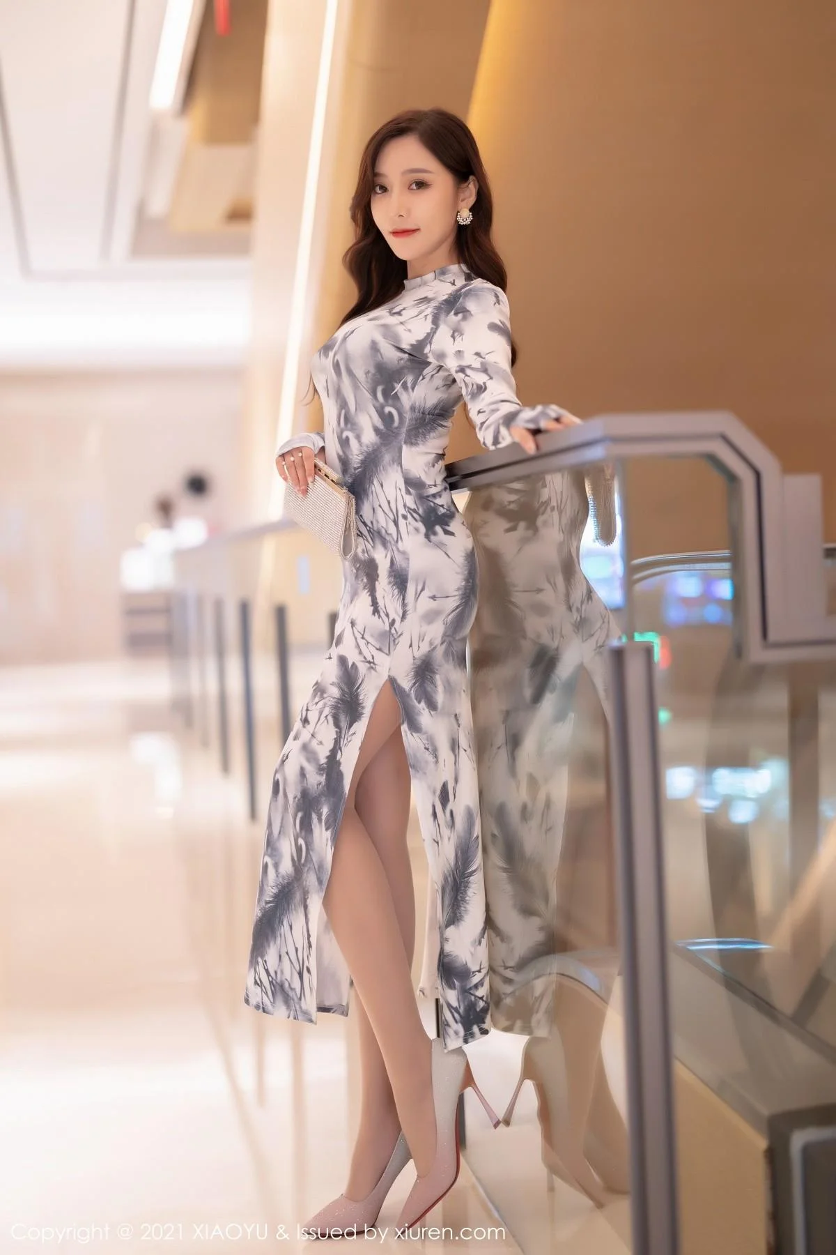王馨瑶yanni优雅长裙半撩露性感内衣肉丝裤袜极致魅惑写真 第 24 张