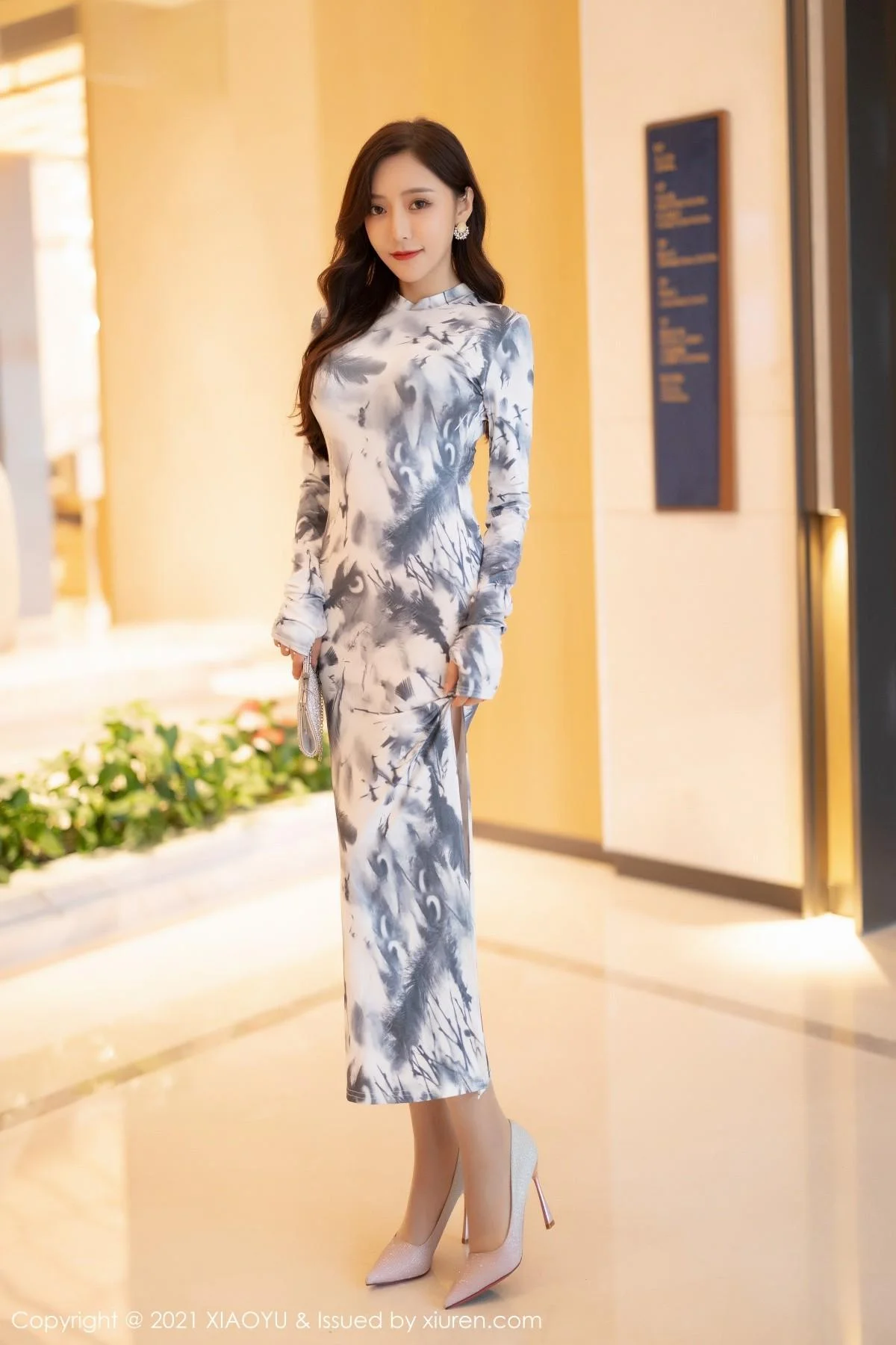 王馨瑶yanni优雅长裙半撩露性感内衣肉丝裤袜极致魅惑写真 第 6 张