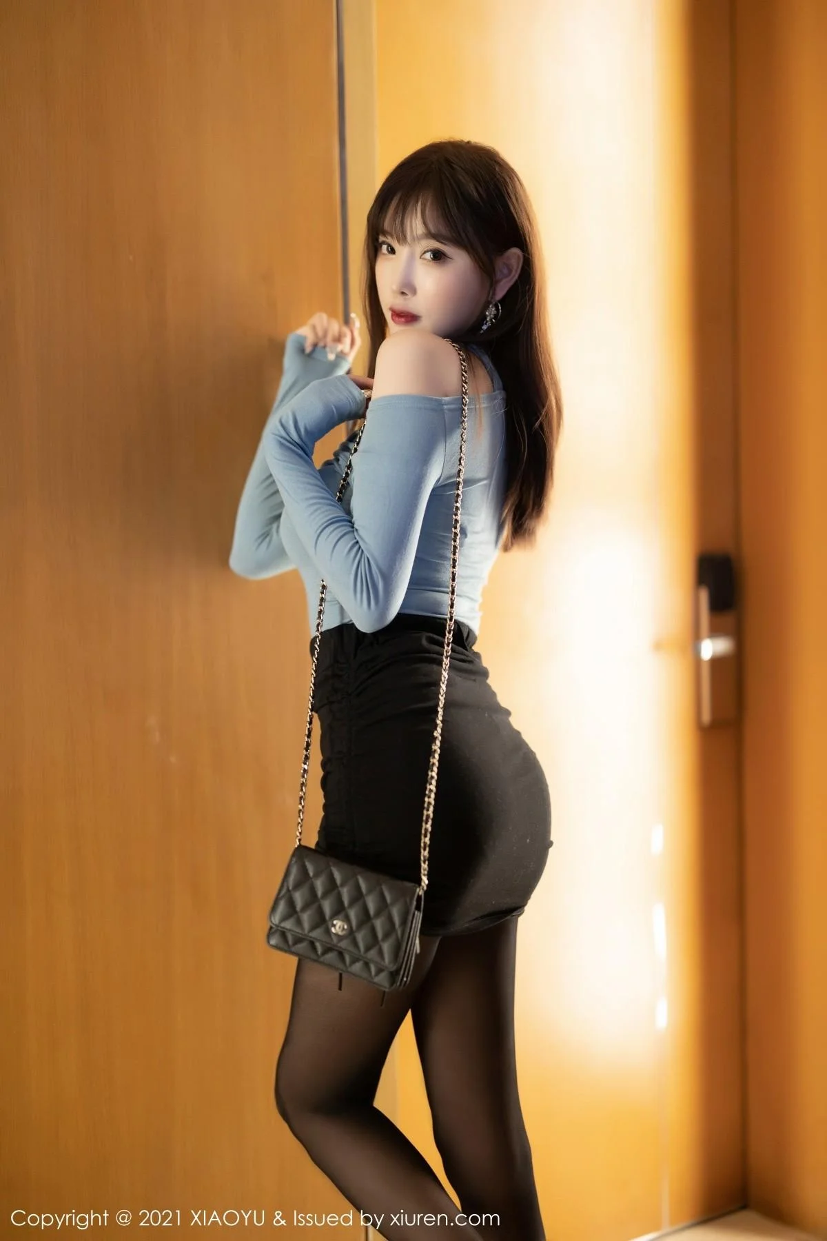 杨晨晨sugar私房撩裙露开档黑丝裤袜秀翘臀撩人绝美写真 第 17 张