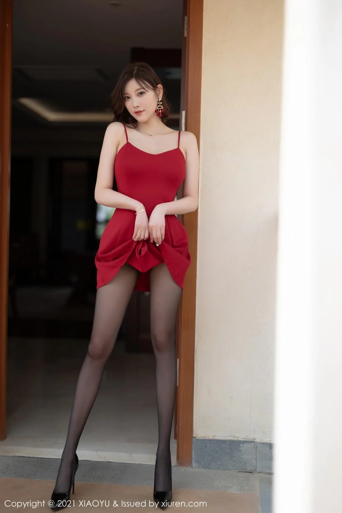 杨晨晨sugar心愿旅拍红色吊裙配蕾丝内裤秀翘臀绝美写真 第 13 张