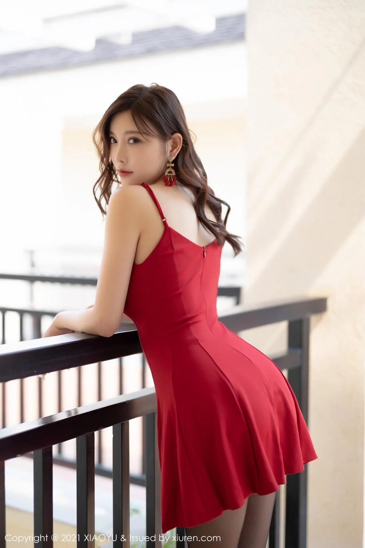 杨晨晨sugar心愿旅拍红色吊裙配蕾丝内裤秀翘臀绝美写真 第 3 张