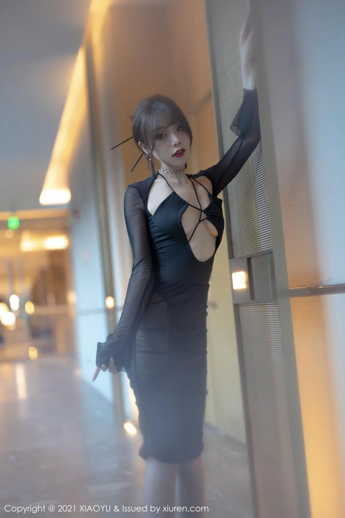 芝芝Booty森系朦胧私房主题黑色服饰配黑丝吊袜绝美写真 第 10 张