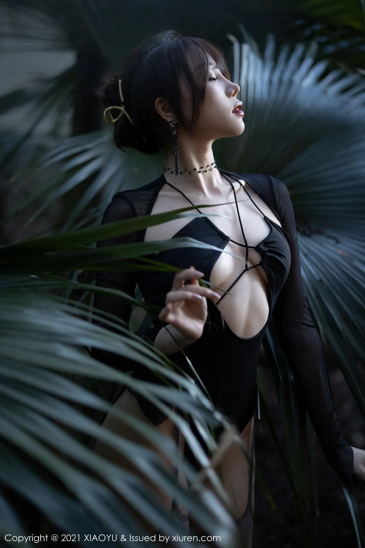 芝芝Booty森系朦胧私房主题黑色服饰配黑丝吊袜绝美写真 第 115 张
