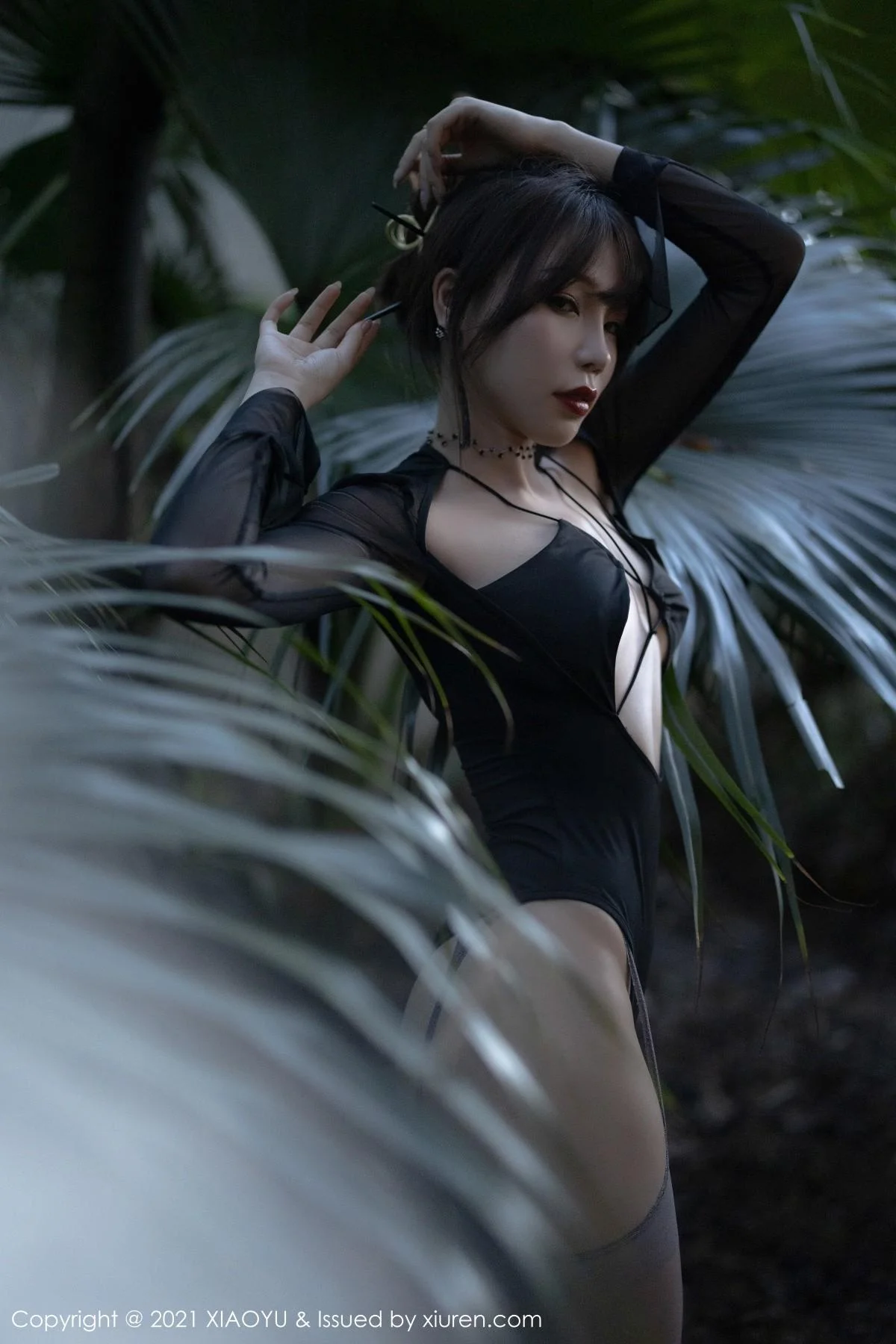 芝芝Booty森系朦胧私房主题黑色服饰配黑丝吊袜绝美写真 第 120 张