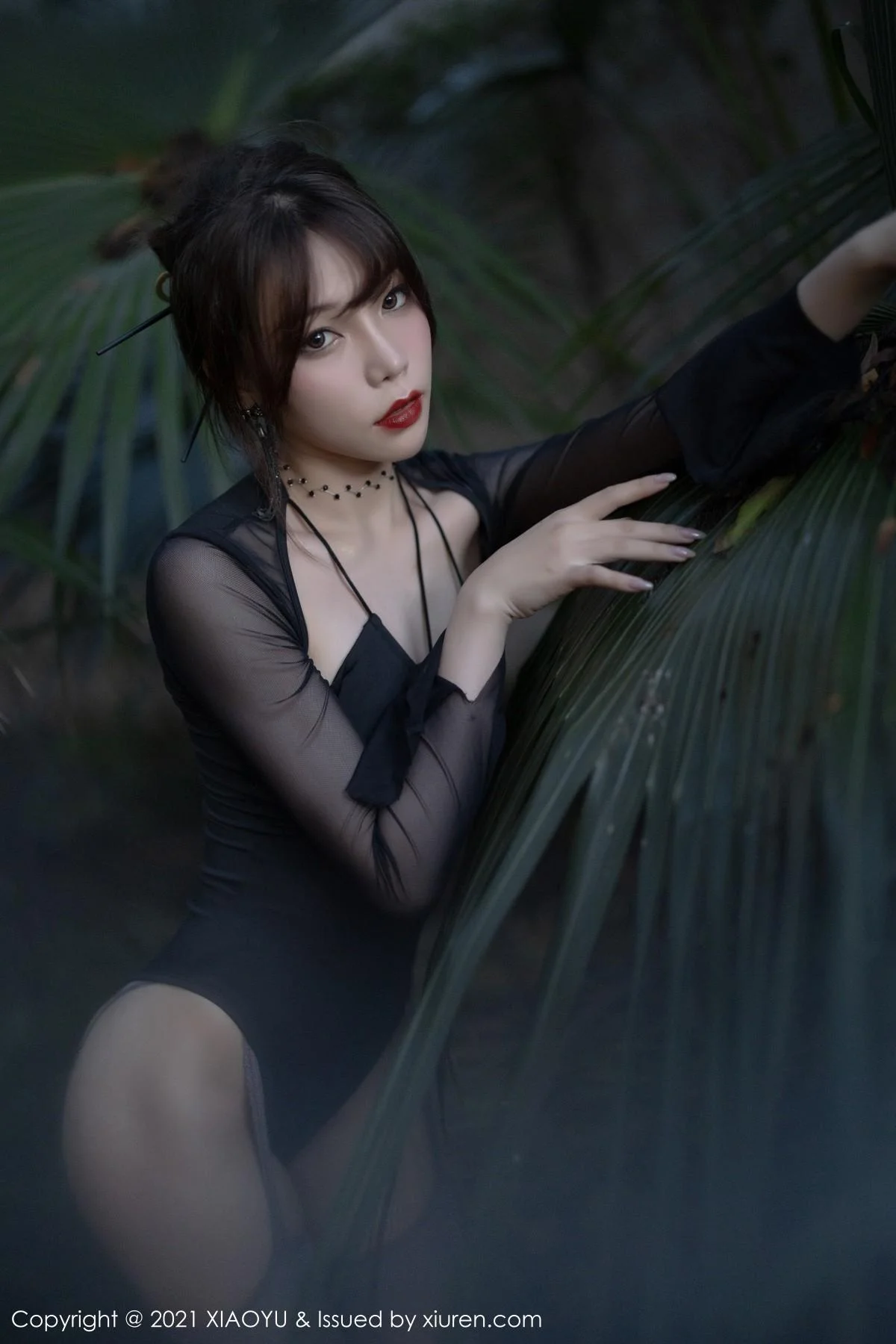 芝芝Booty森系朦胧私房主题黑色服饰配黑丝吊袜绝美写真 第 121 张