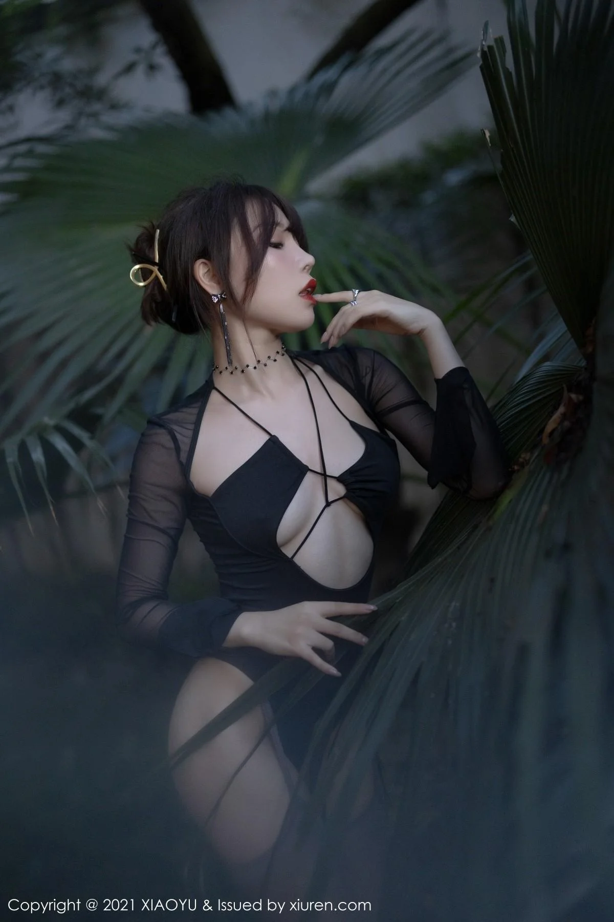 芝芝Booty森系朦胧私房主题黑色服饰配黑丝吊袜绝美写真 第 124 张