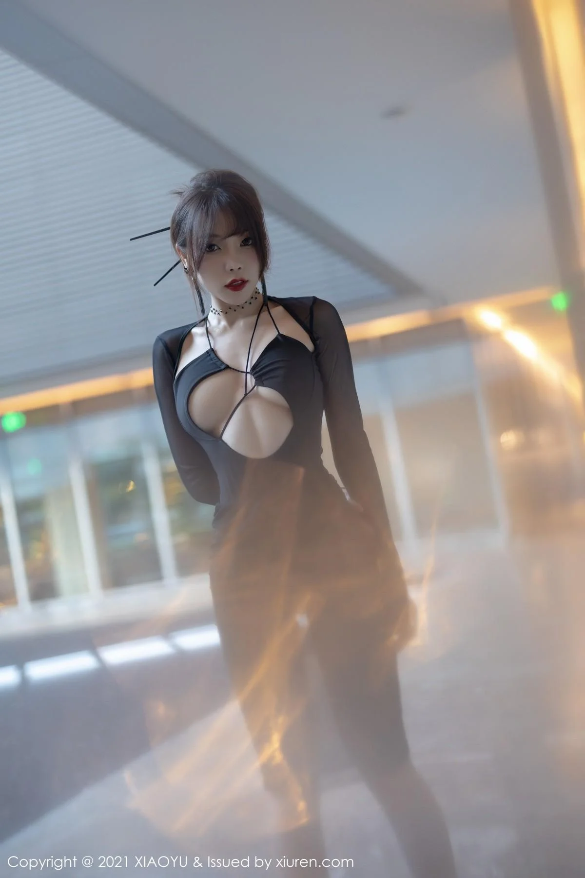 芝芝Booty森系朦胧私房主题黑色服饰配黑丝吊袜绝美写真 第 15 张