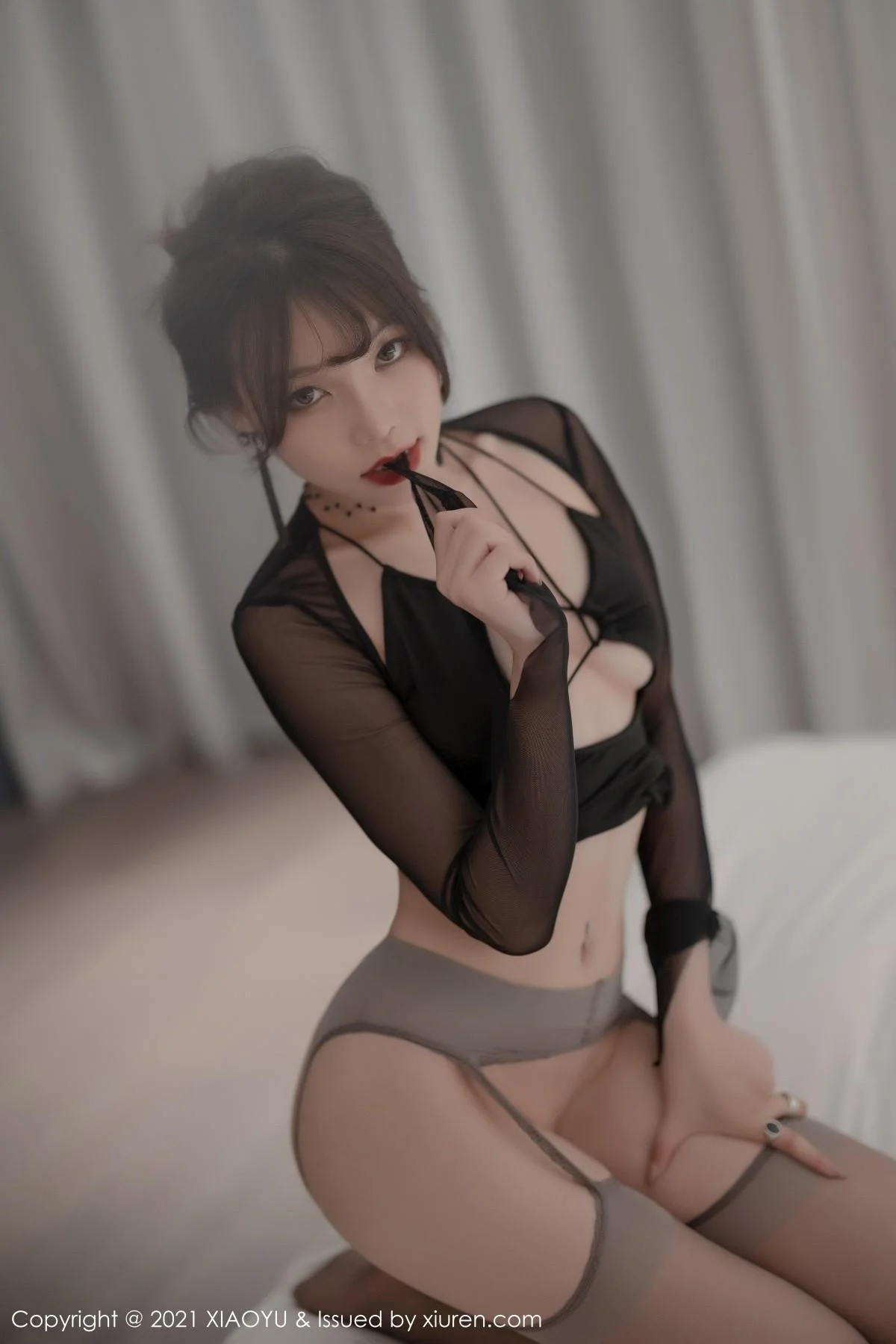 芝芝Booty森系朦胧私房主题黑色服饰配黑丝吊袜绝美写真 第 165 张