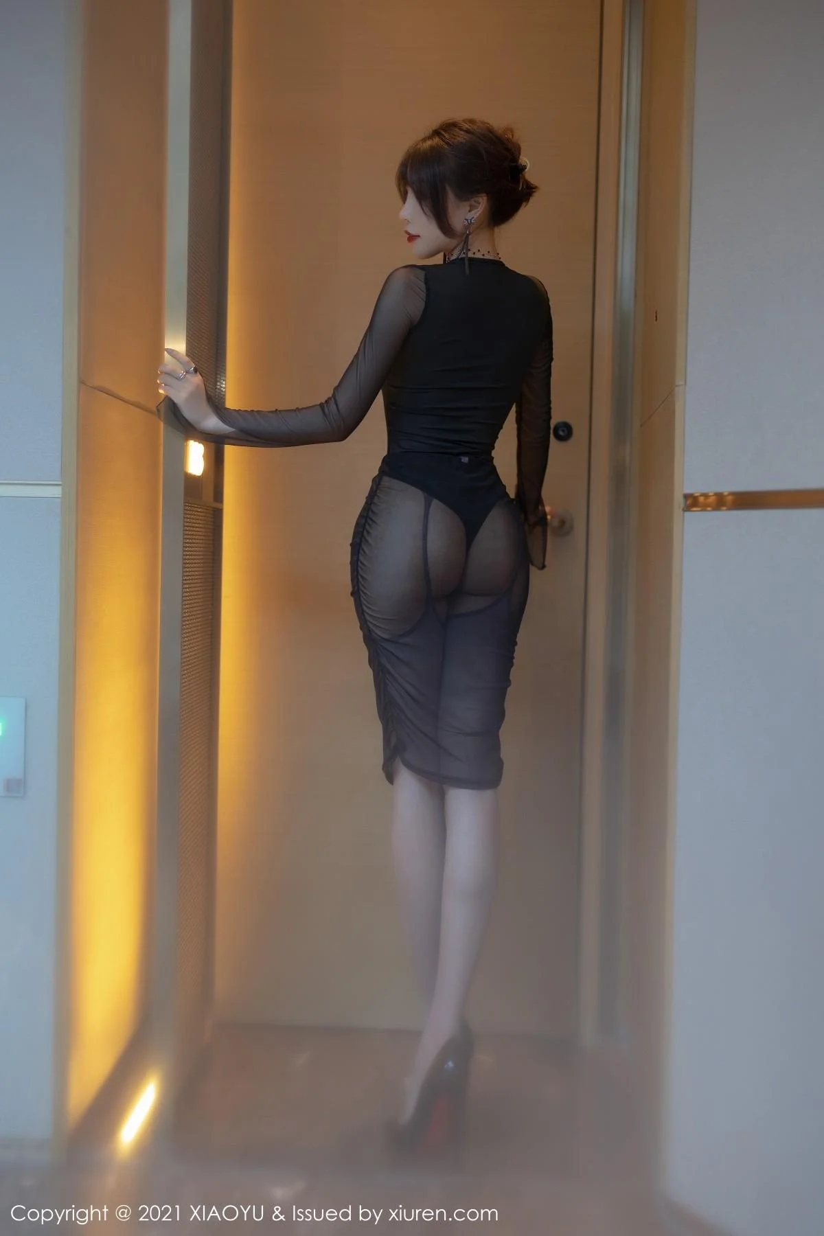 芝芝Booty森系朦胧私房主题黑色服饰配黑丝吊袜绝美写真 第 18 张