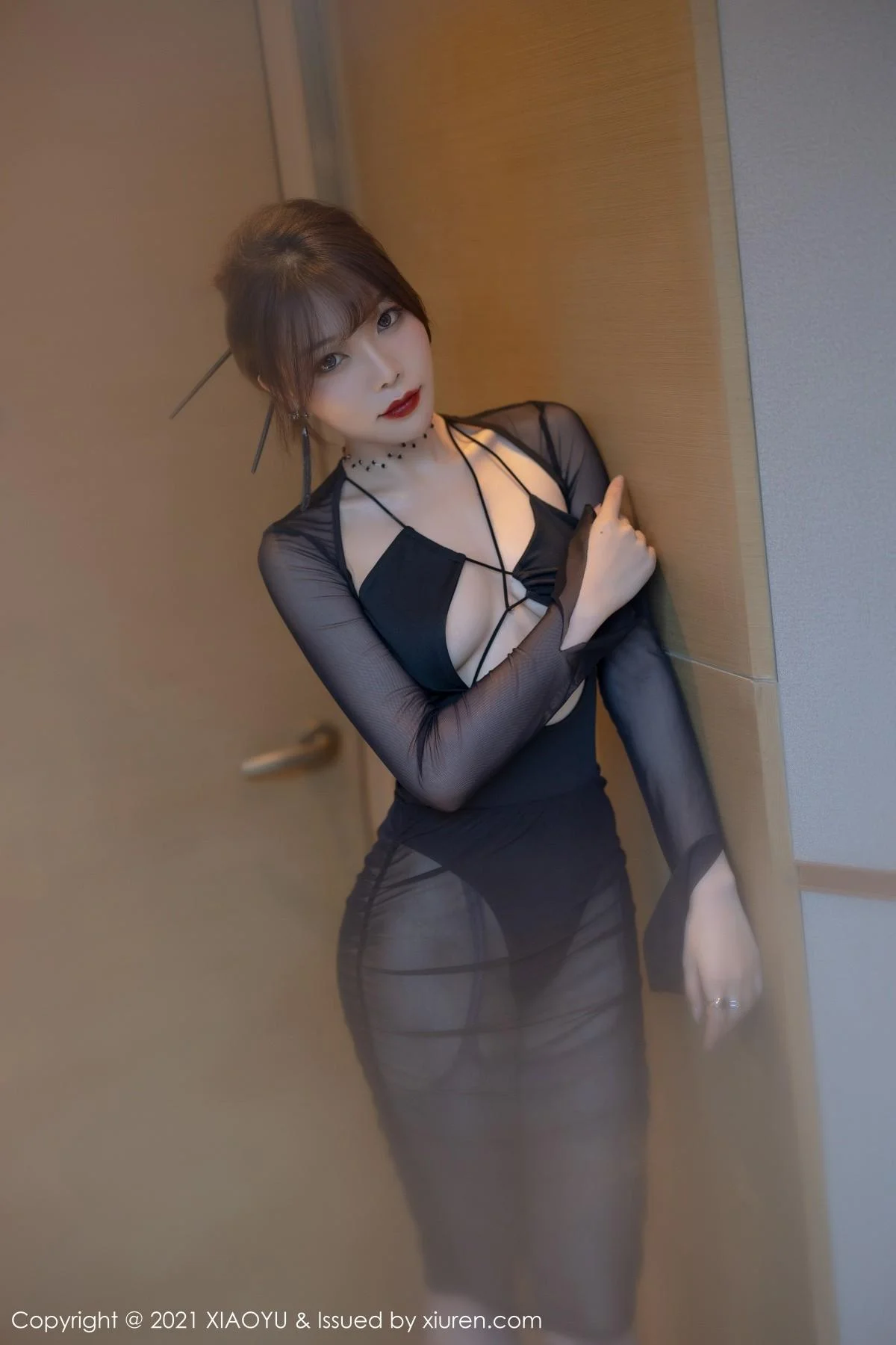 芝芝Booty森系朦胧私房主题黑色服饰配黑丝吊袜绝美写真 第 19 张