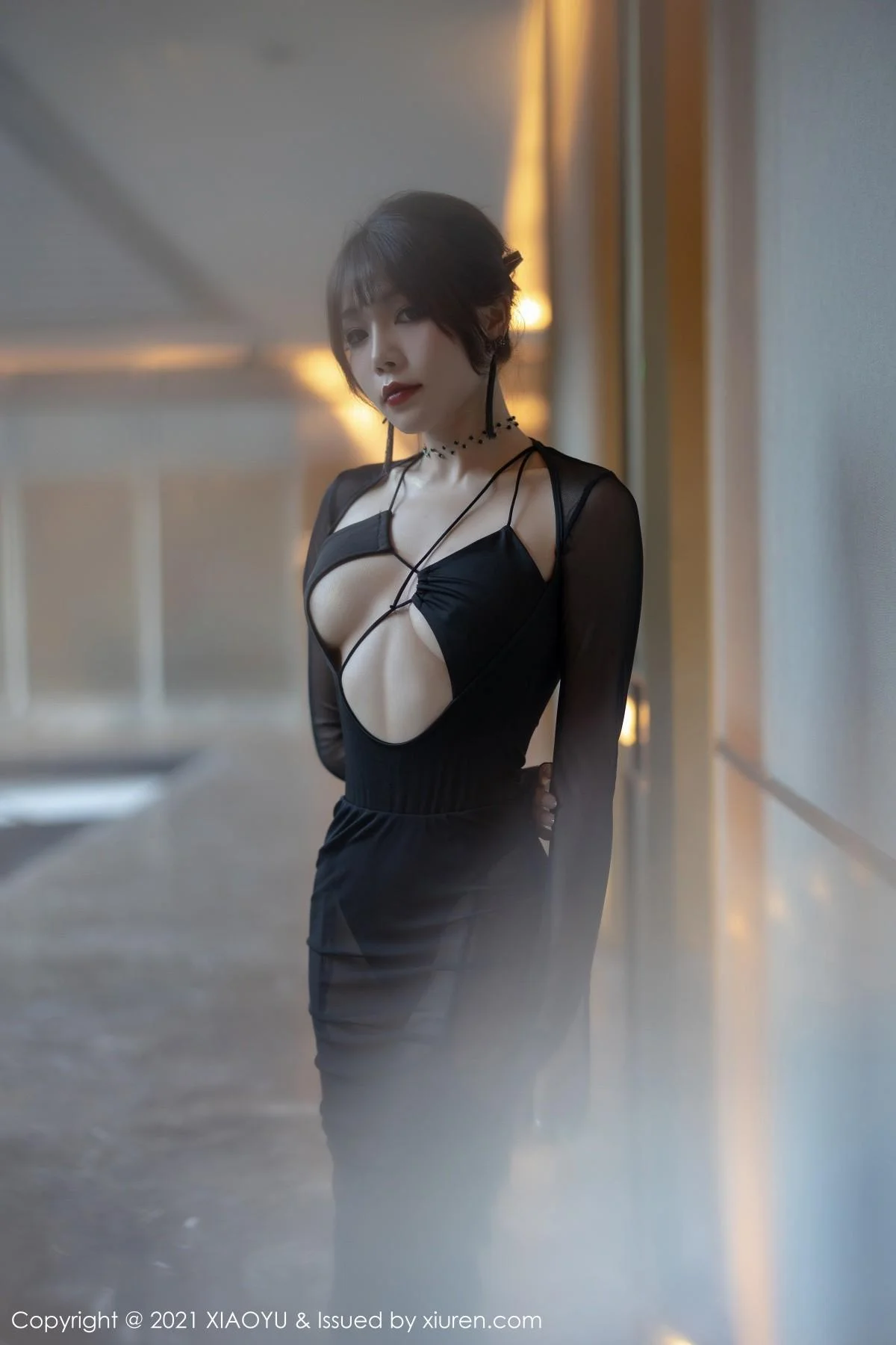 芝芝Booty森系朦胧私房主题黑色服饰配黑丝吊袜绝美写真 第 2 张
