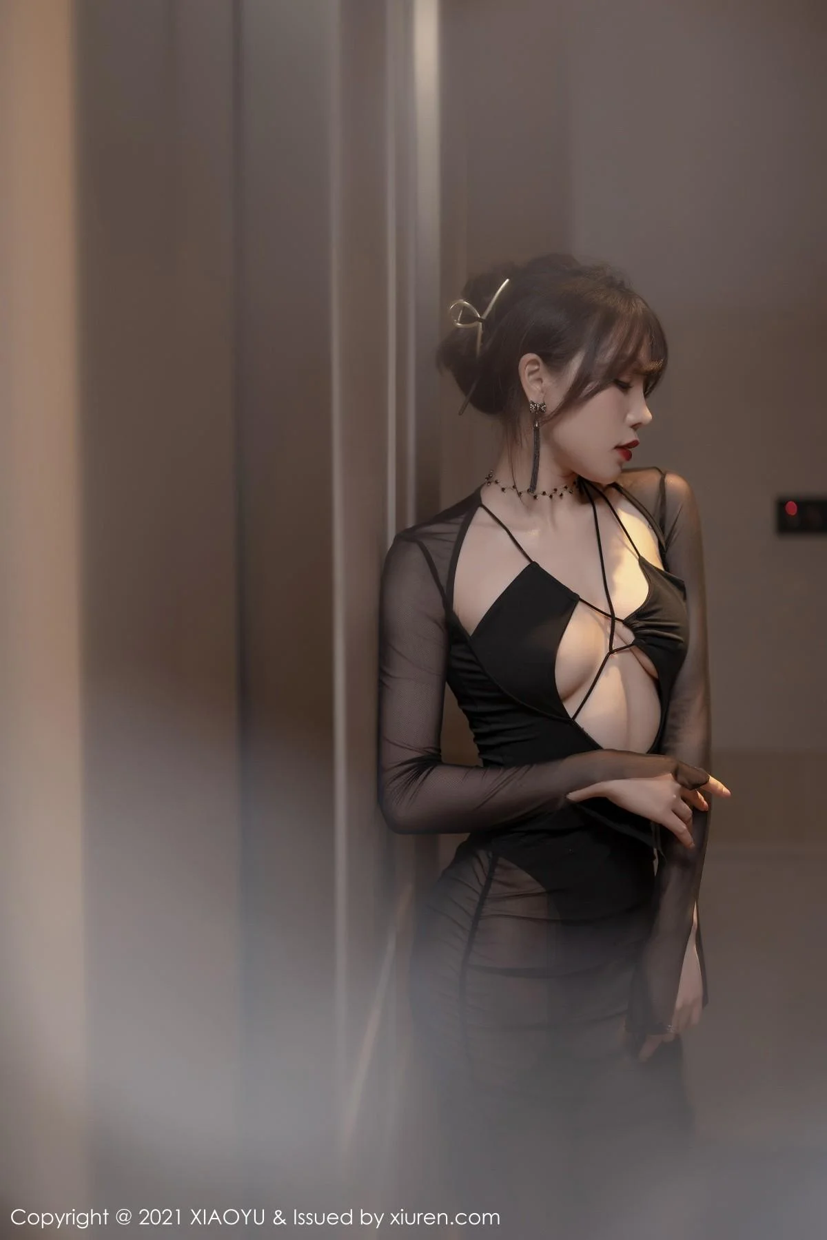 芝芝Booty森系朦胧私房主题黑色服饰配黑丝吊袜绝美写真 第 28 张