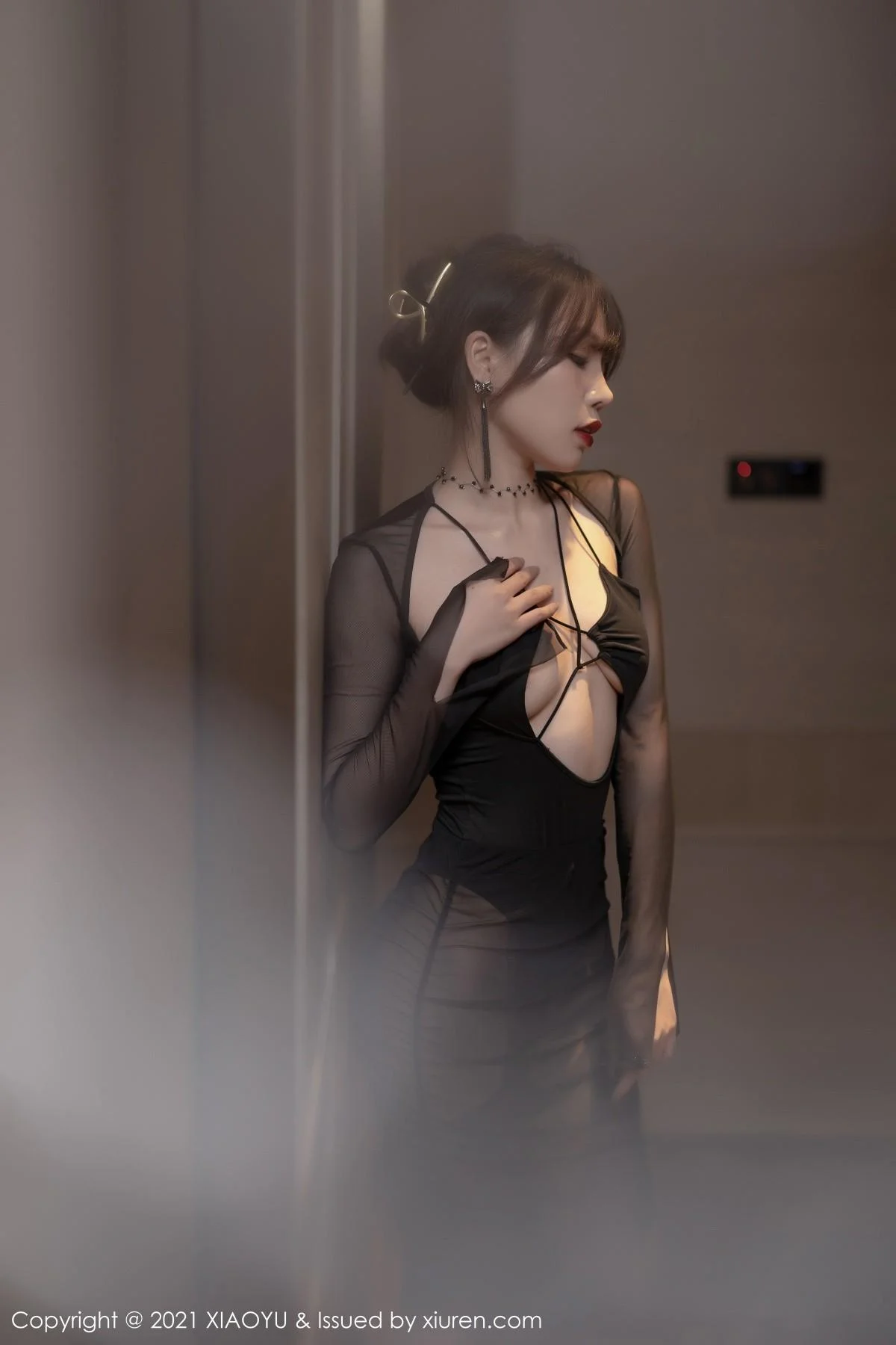芝芝Booty森系朦胧私房主题黑色服饰配黑丝吊袜绝美写真 第 29 张