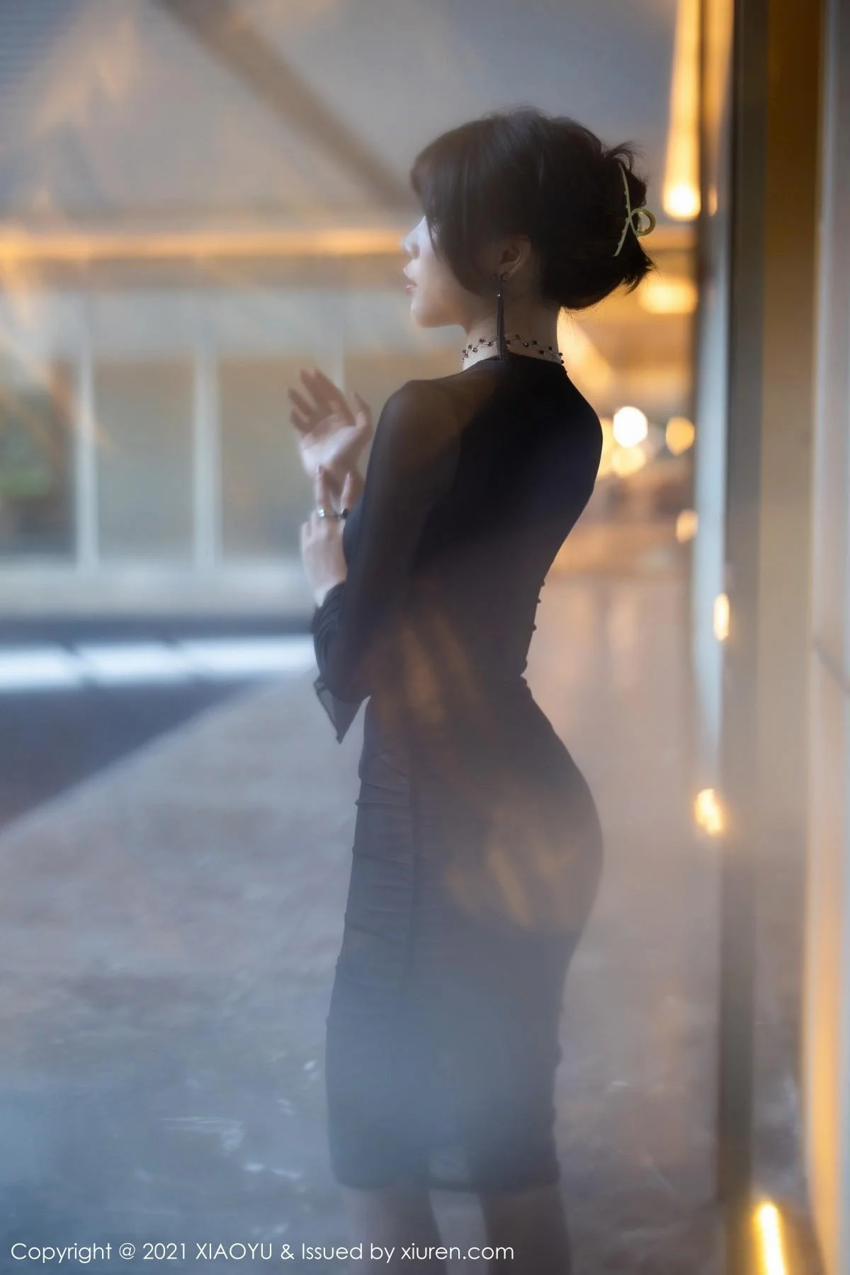 芝芝Booty森系朦胧私房主题黑色服饰配黑丝吊袜绝美写真 第 3 张