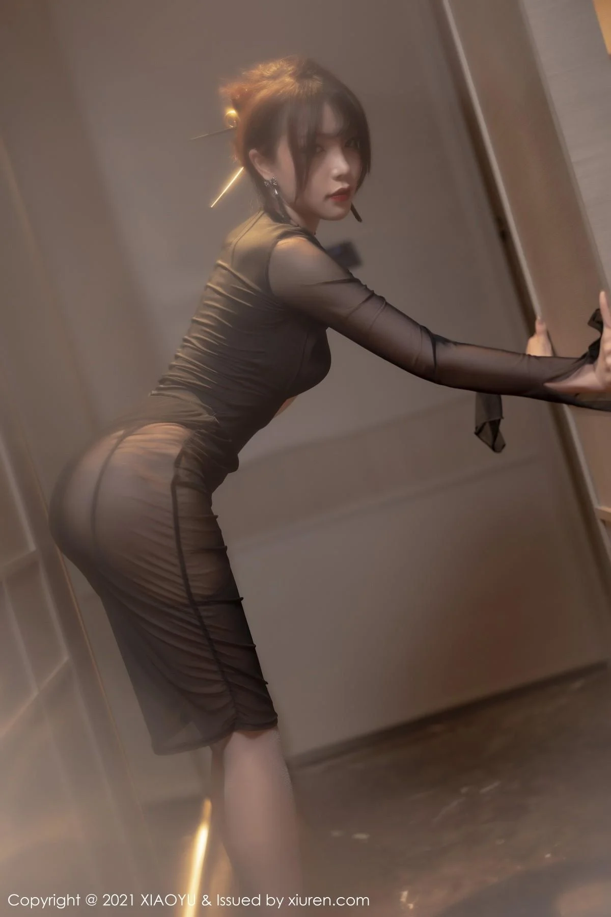 芝芝Booty森系朦胧私房主题黑色服饰配黑丝吊袜绝美写真 第 34 张