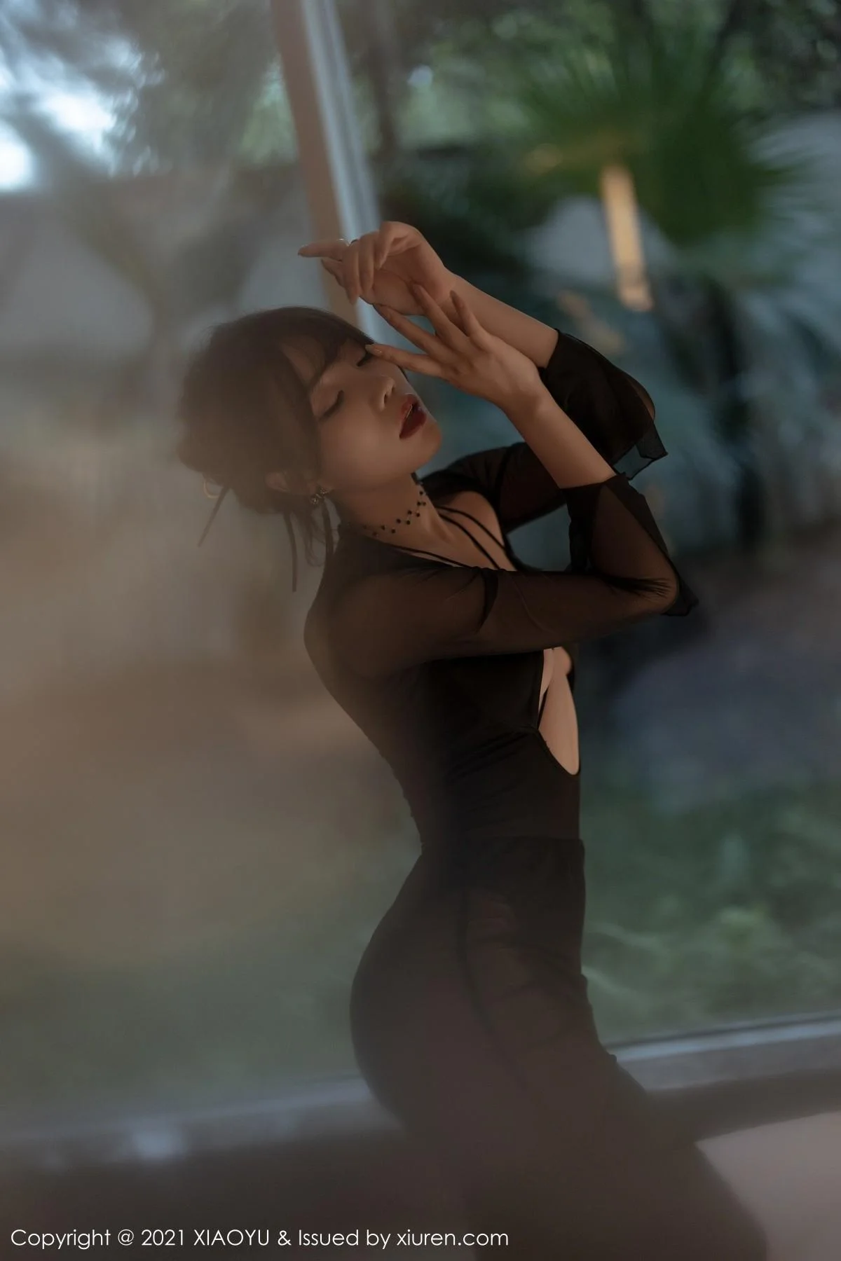 芝芝Booty森系朦胧私房主题黑色服饰配黑丝吊袜绝美写真 第 40 张