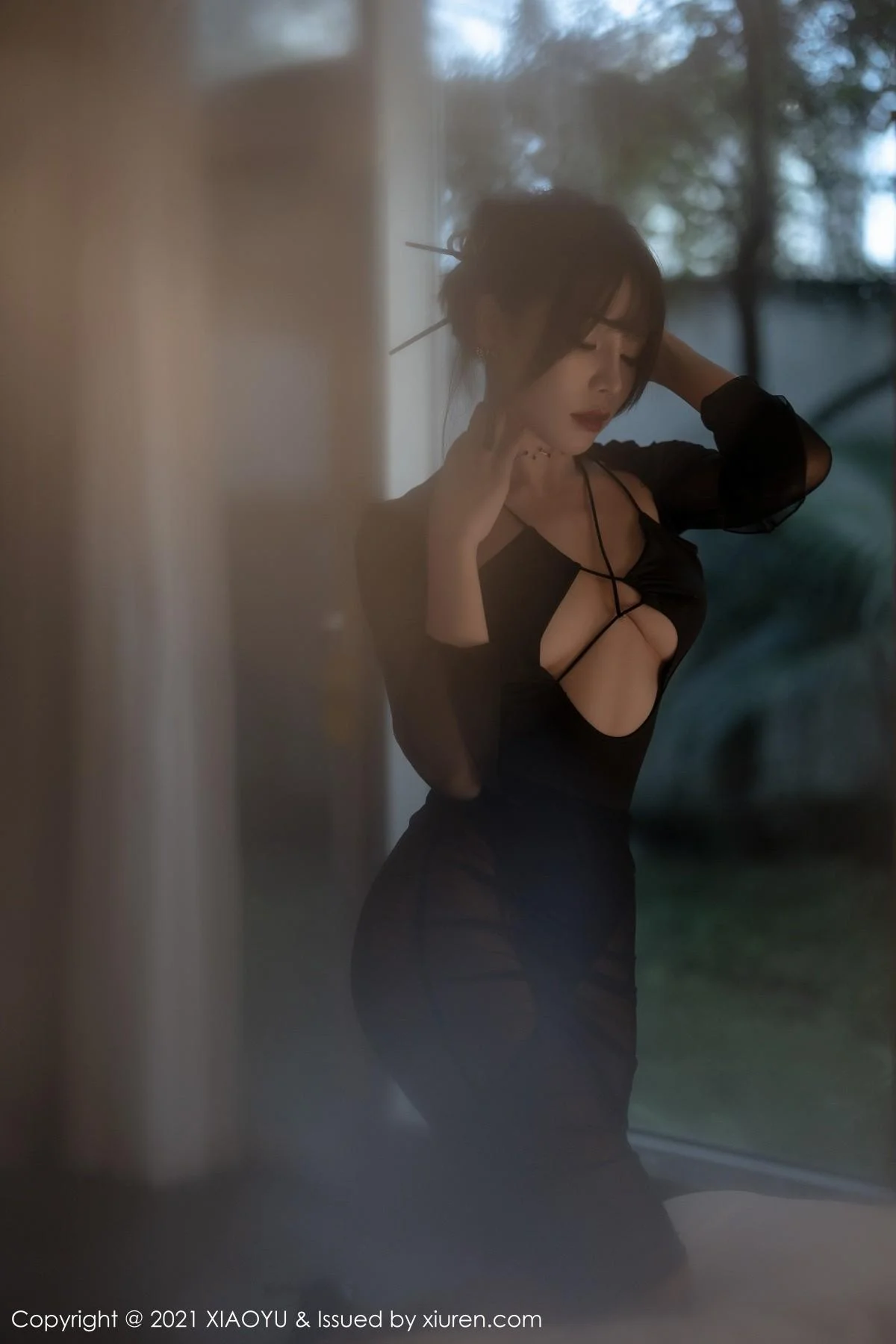 芝芝Booty森系朦胧私房主题黑色服饰配黑丝吊袜绝美写真 第 44 张