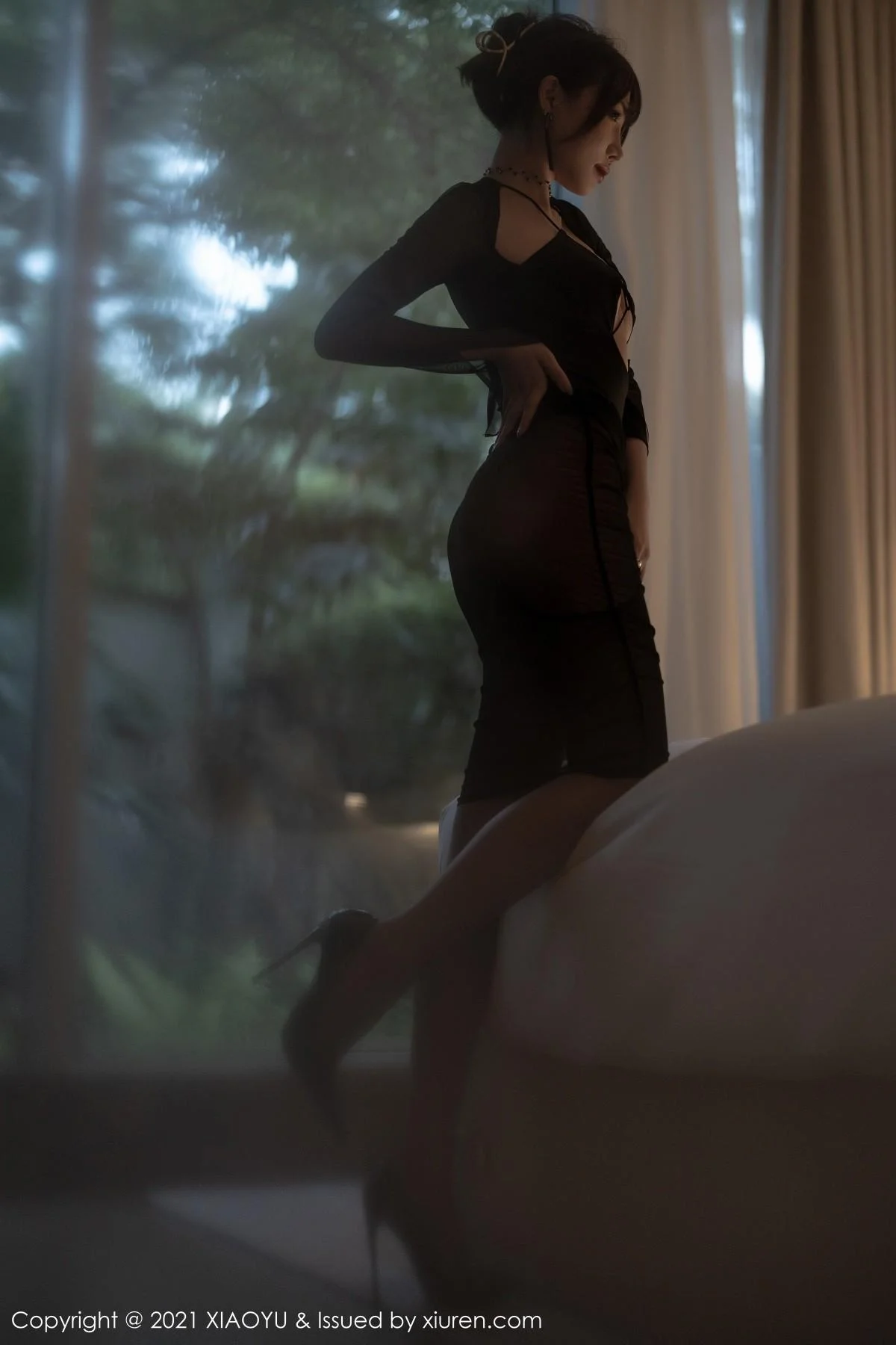 芝芝Booty森系朦胧私房主题黑色服饰配黑丝吊袜绝美写真 第 45 张