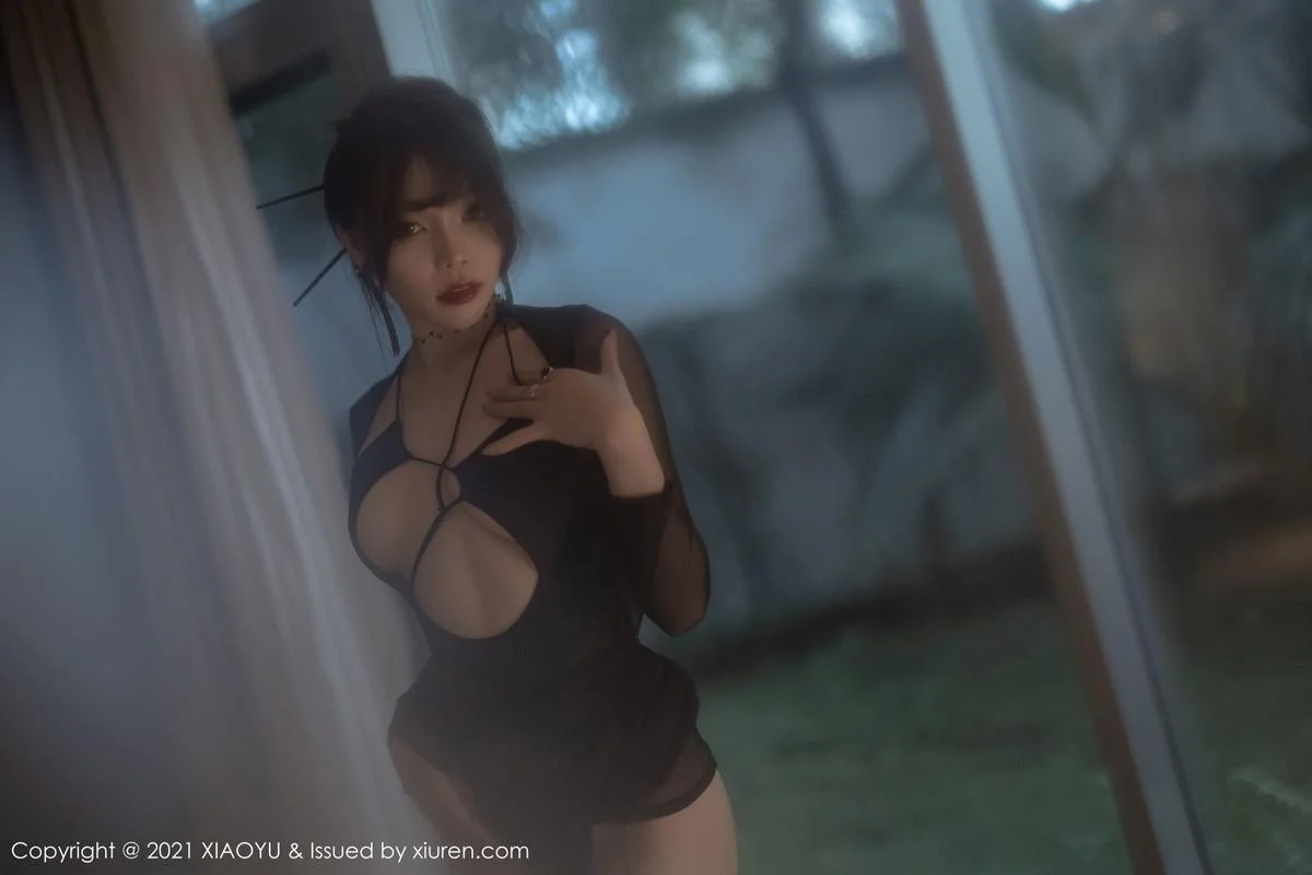 芝芝Booty森系朦胧私房主题黑色服饰配黑丝吊袜绝美写真 第 59 张
