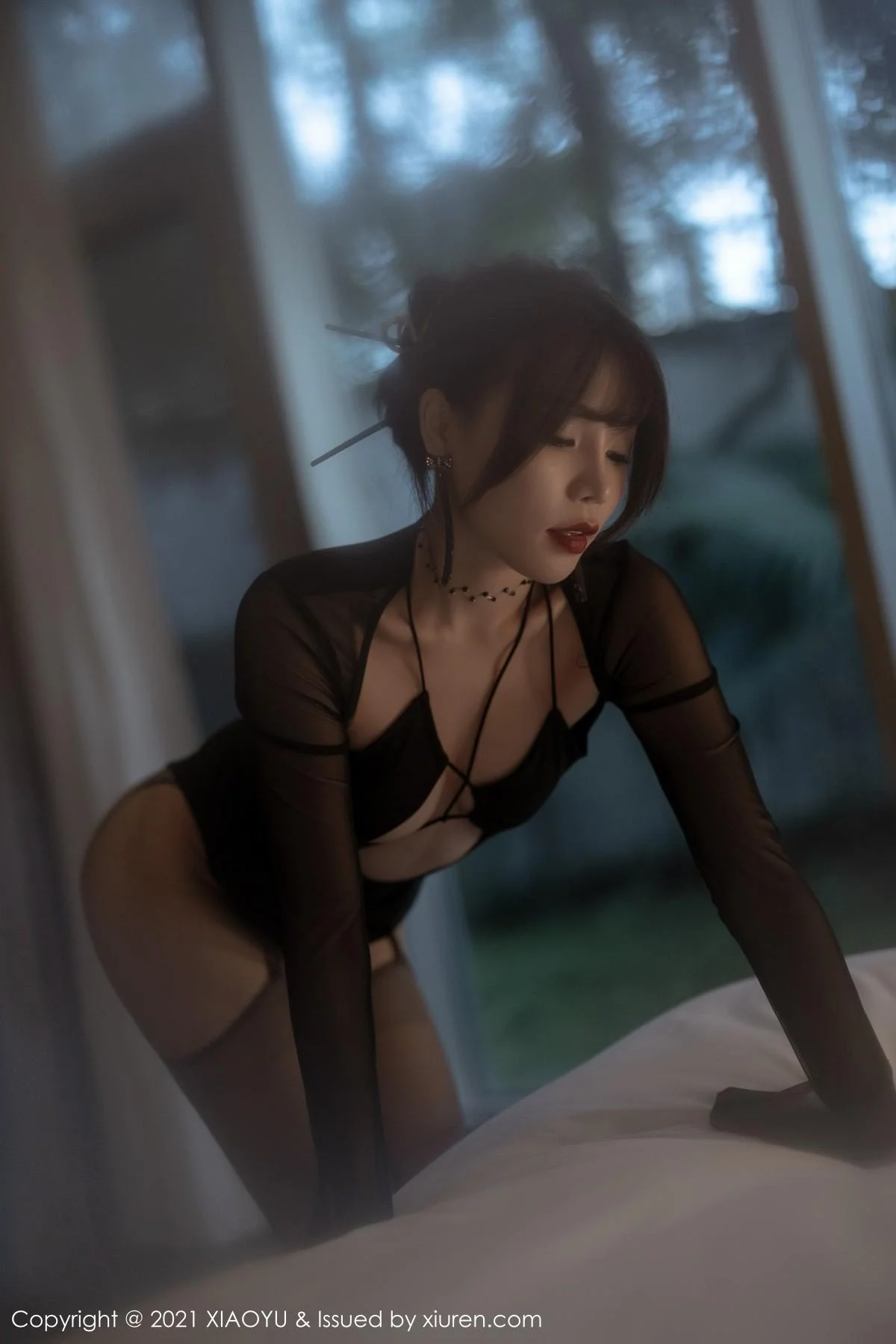 芝芝Booty森系朦胧私房主题黑色服饰配黑丝吊袜绝美写真 第 63 张
