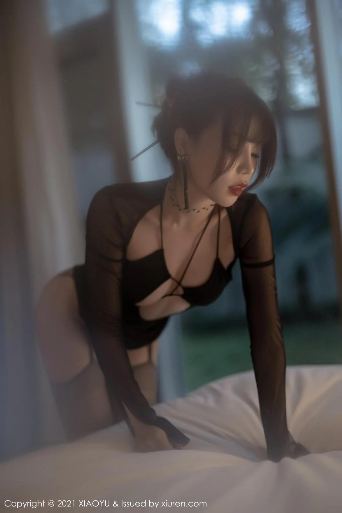 芝芝Booty森系朦胧私房主题黑色服饰配黑丝吊袜绝美写真 第 65 张