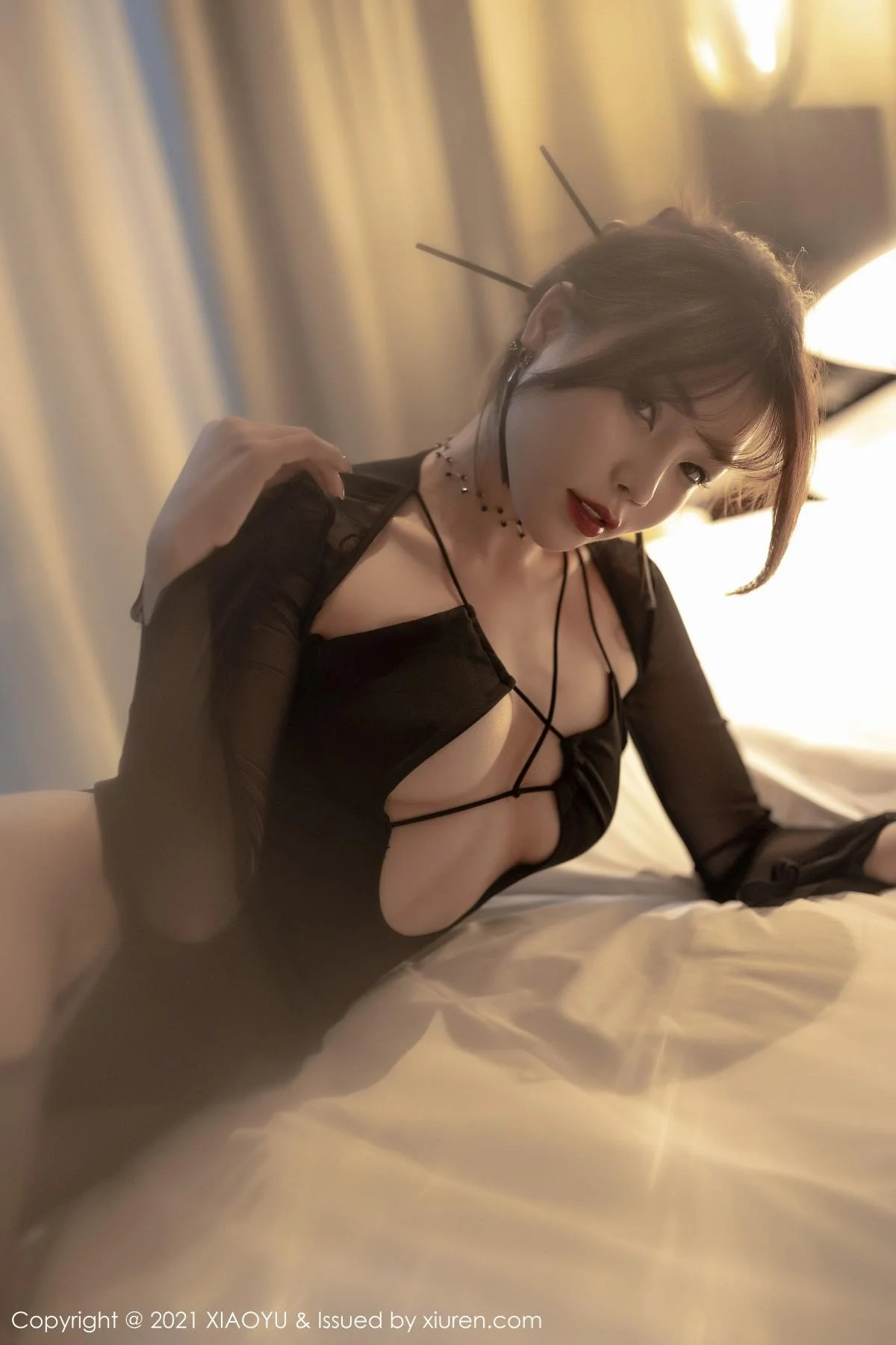 芝芝Booty森系朦胧私房主题黑色服饰配黑丝吊袜绝美写真 第 82 张