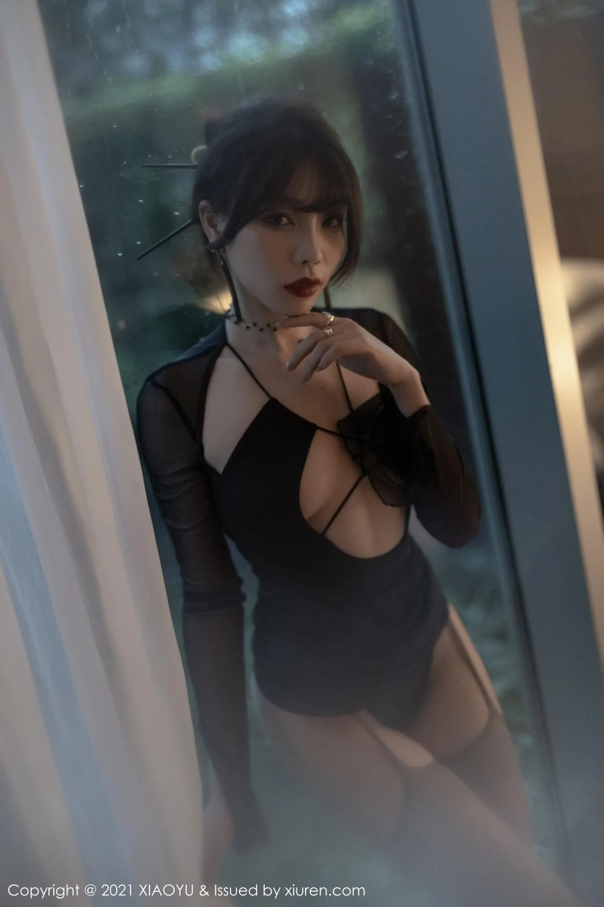 芝芝Booty森系朦胧私房主题黑色服饰配黑丝吊袜绝美写真 第 98 张