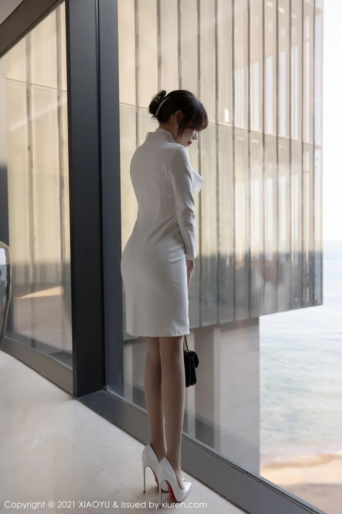 芝芝Booty青岛旅拍典雅制服连身裙秀翘臀美腿绝美写真 第 12 张