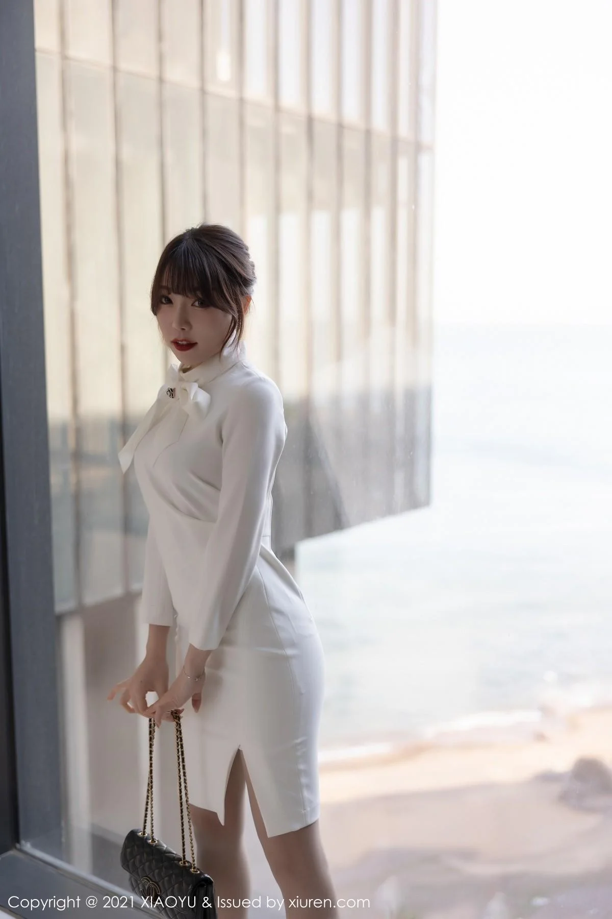 芝芝Booty青岛旅拍典雅制服连身裙秀翘臀美腿绝美写真 第 14 张