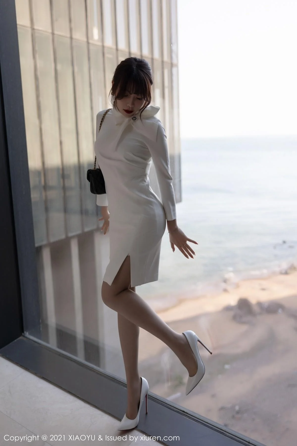 芝芝Booty青岛旅拍典雅制服连身裙秀翘臀美腿绝美写真 第 16 张