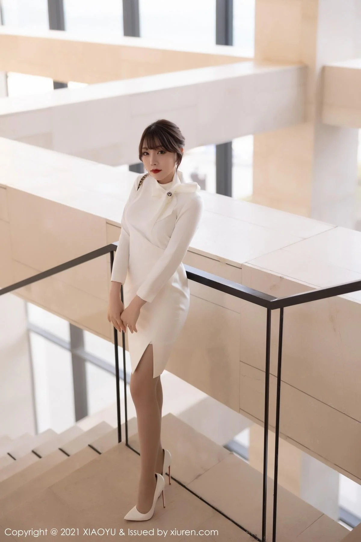 芝芝Booty青岛旅拍典雅制服连身裙秀翘臀美腿绝美写真 第 17 张