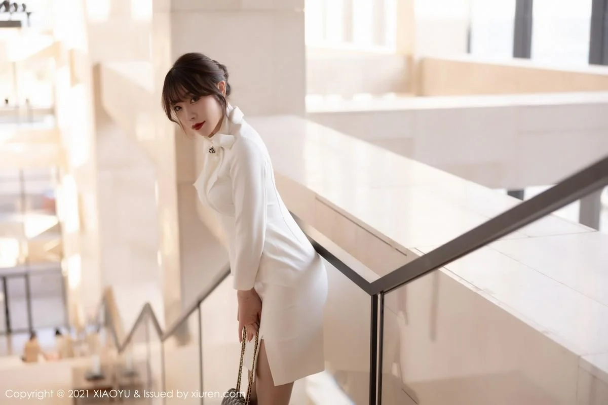 芝芝Booty青岛旅拍典雅制服连身裙秀翘臀美腿绝美写真 第 21 张