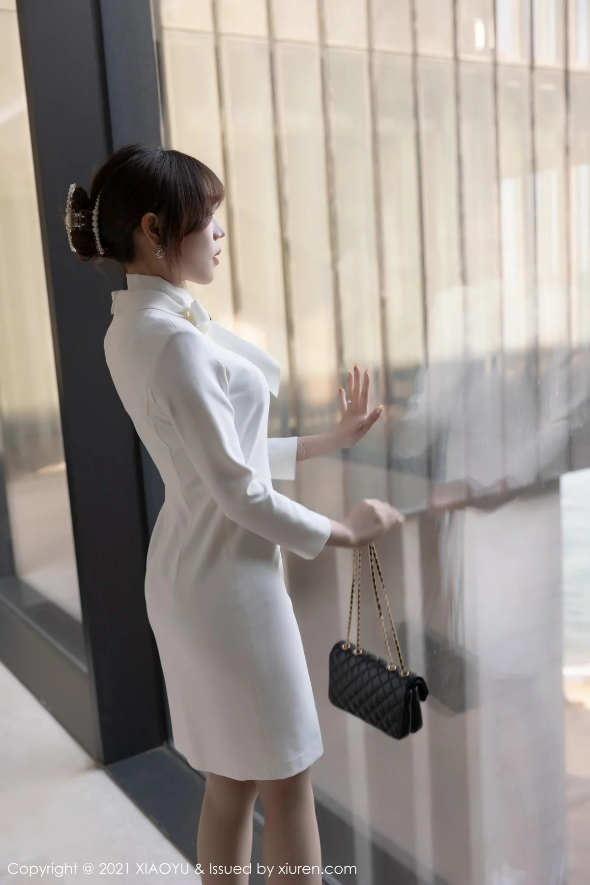 芝芝Booty青岛旅拍典雅制服连身裙秀翘臀美腿绝美写真 第 9 张