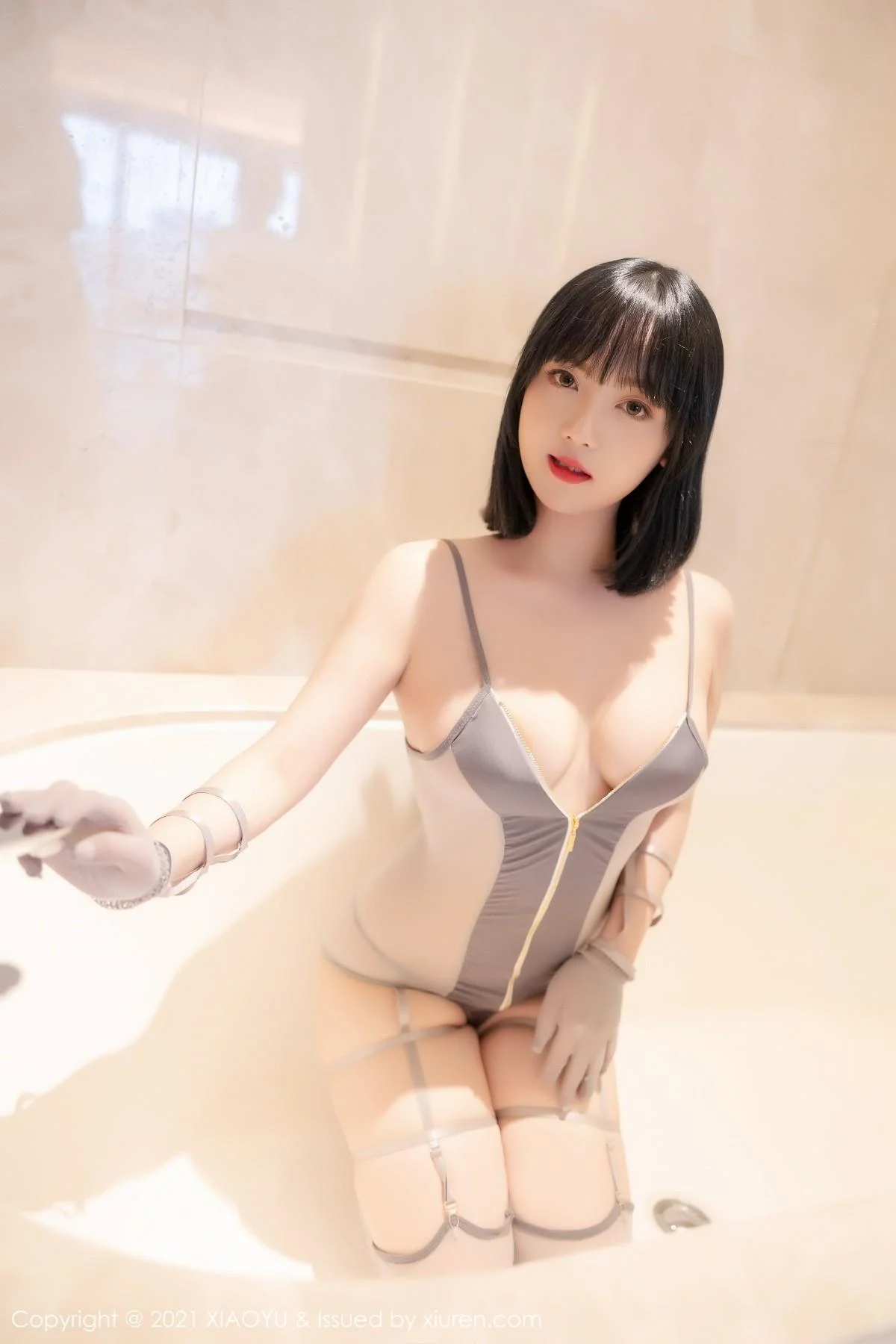豆瓣酱私房浴缸魅惑情趣内衣配黑丝吊袜湿身绝美写真 第 36 张